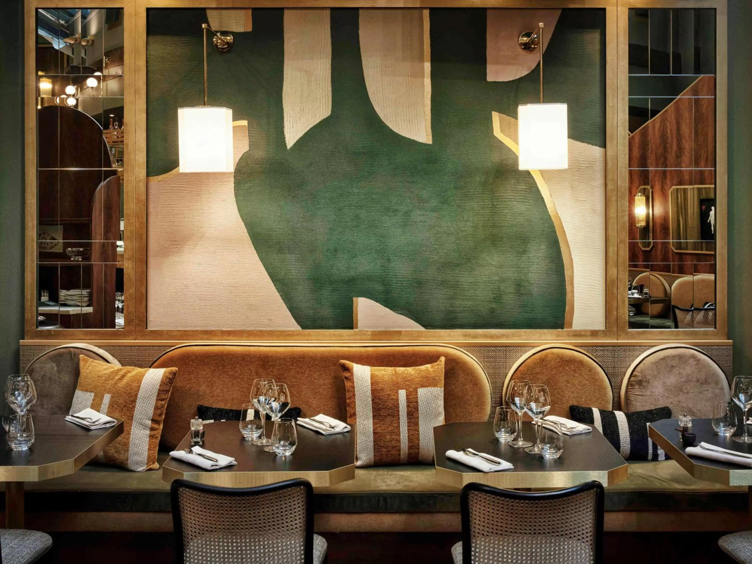 Restaurant/places to eat in Nest Hotel Paris la Défense - MGallery Collection