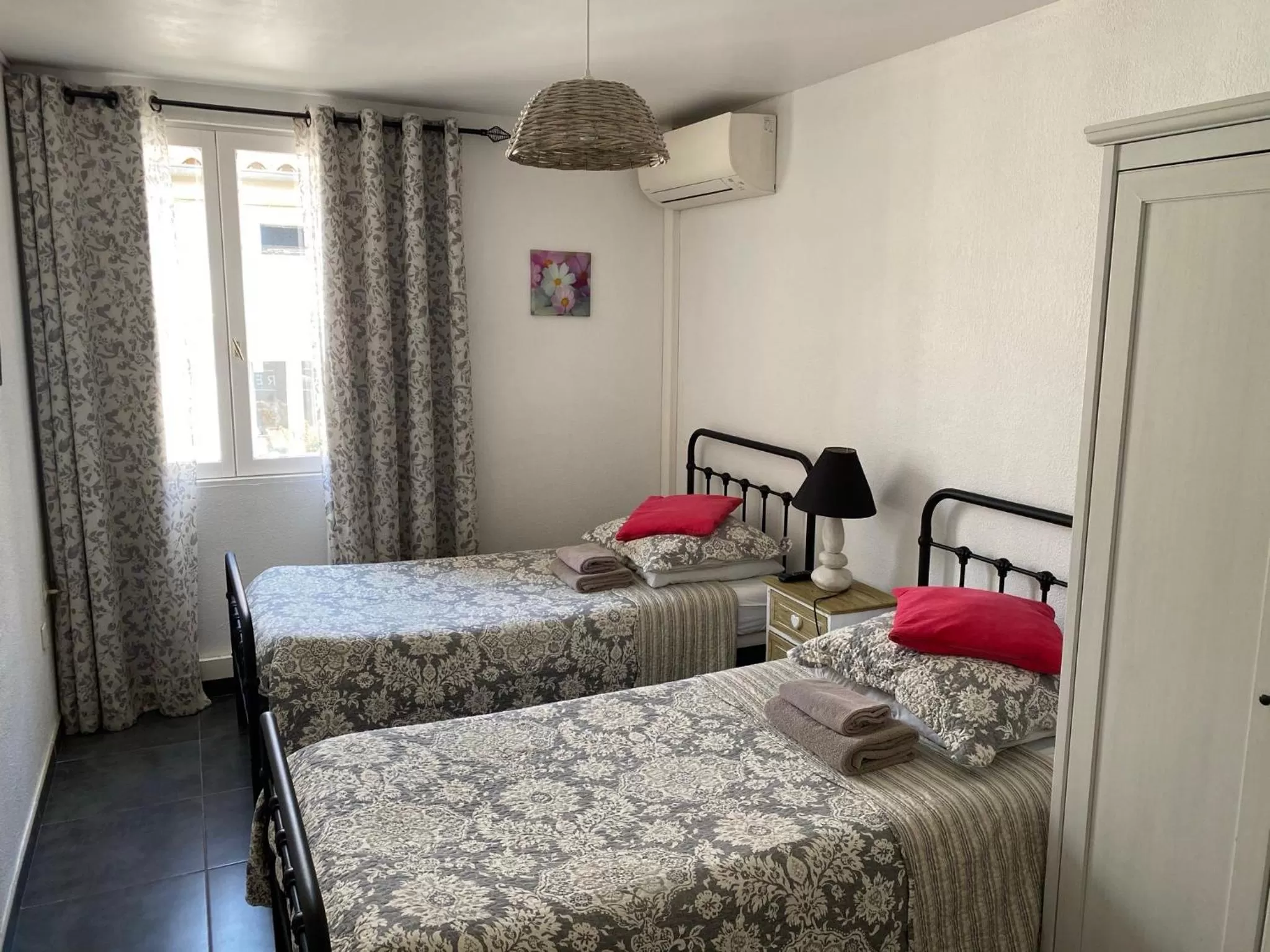 Property building, Bed in Hôtel Restaurant Le Provençal