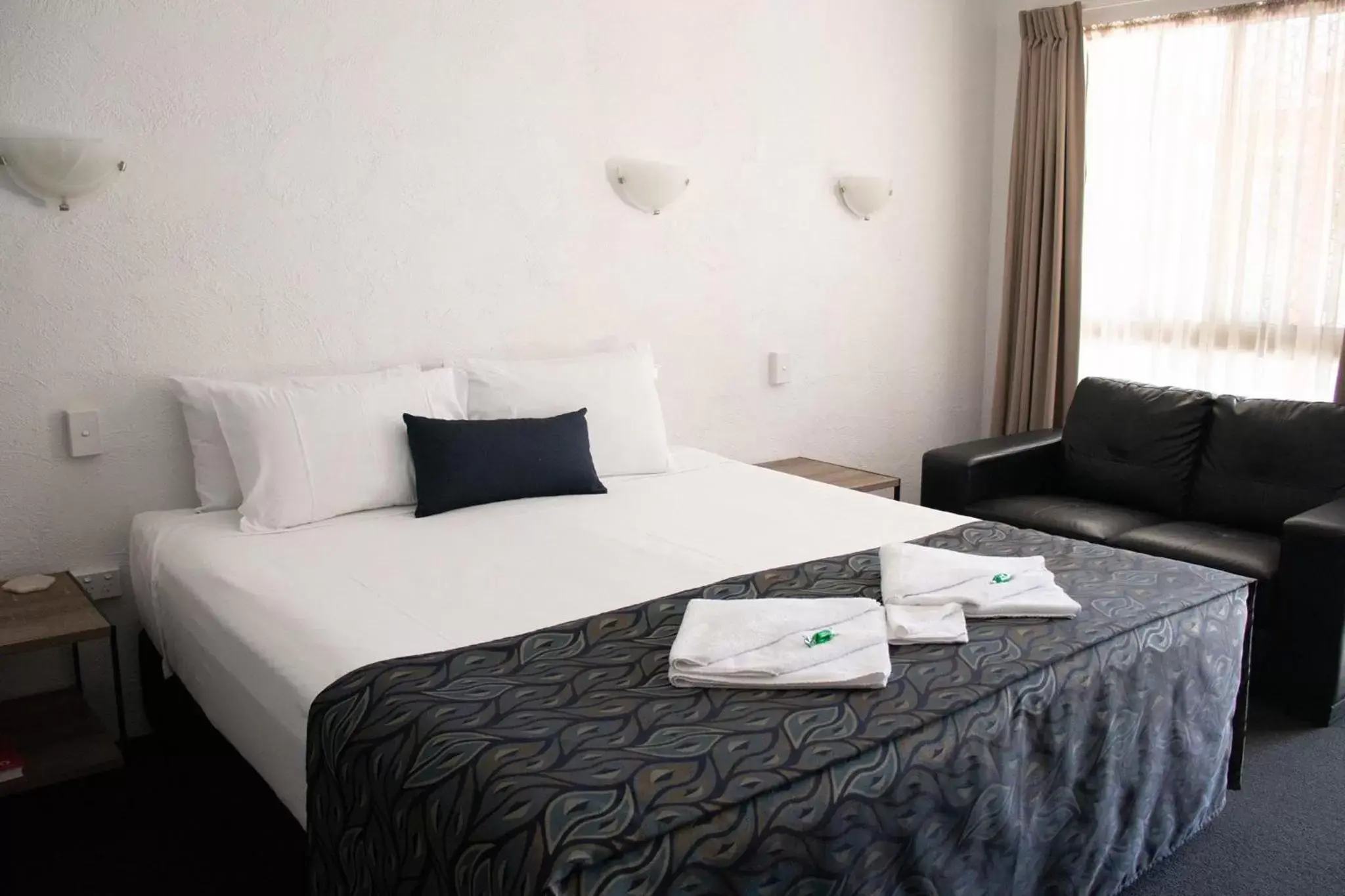 Living room, Bed in Bundaberg Spanish Motor Inn