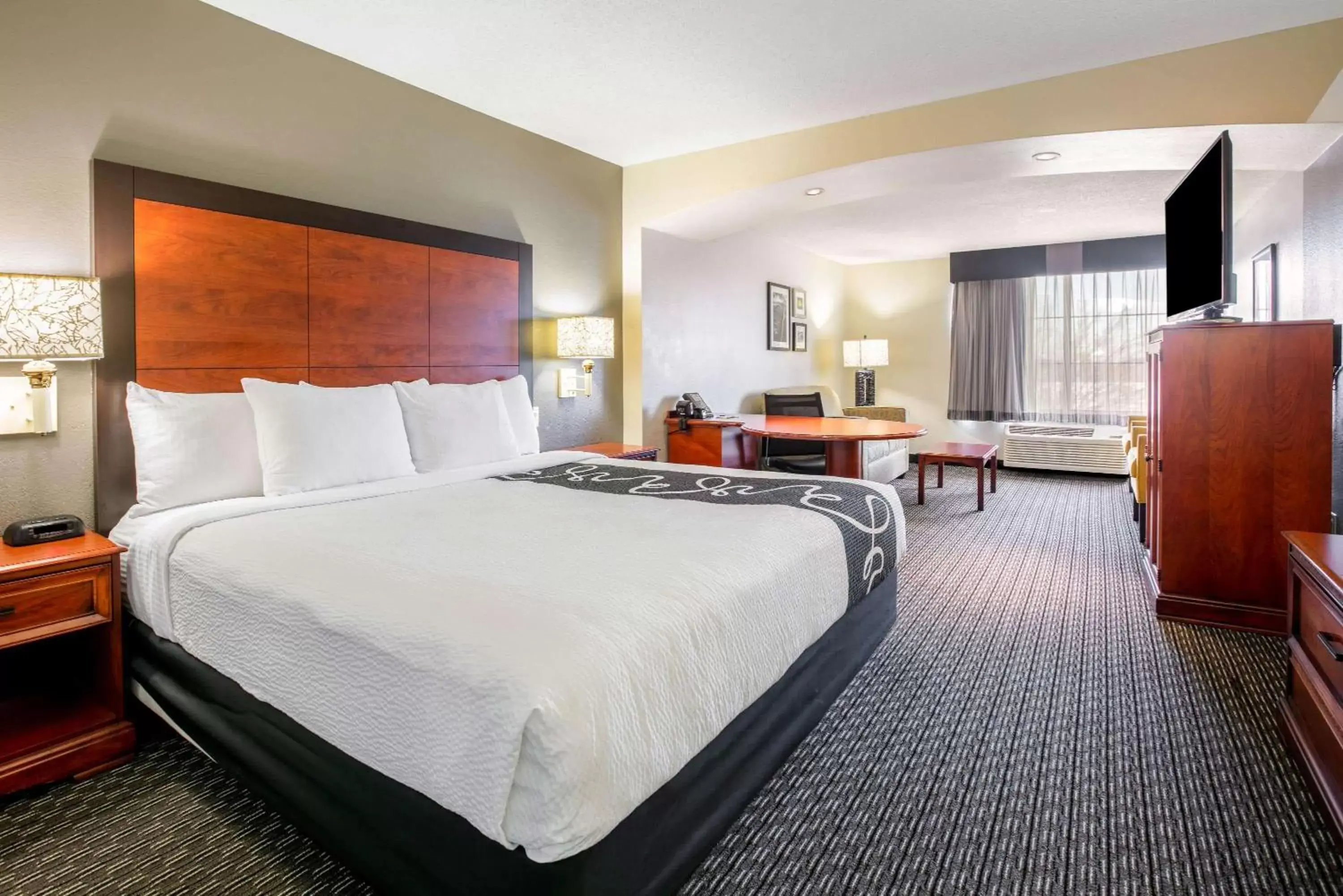 Photo of the whole room, Bed in La Quinta by Wyndham DFW Airport South / Irving