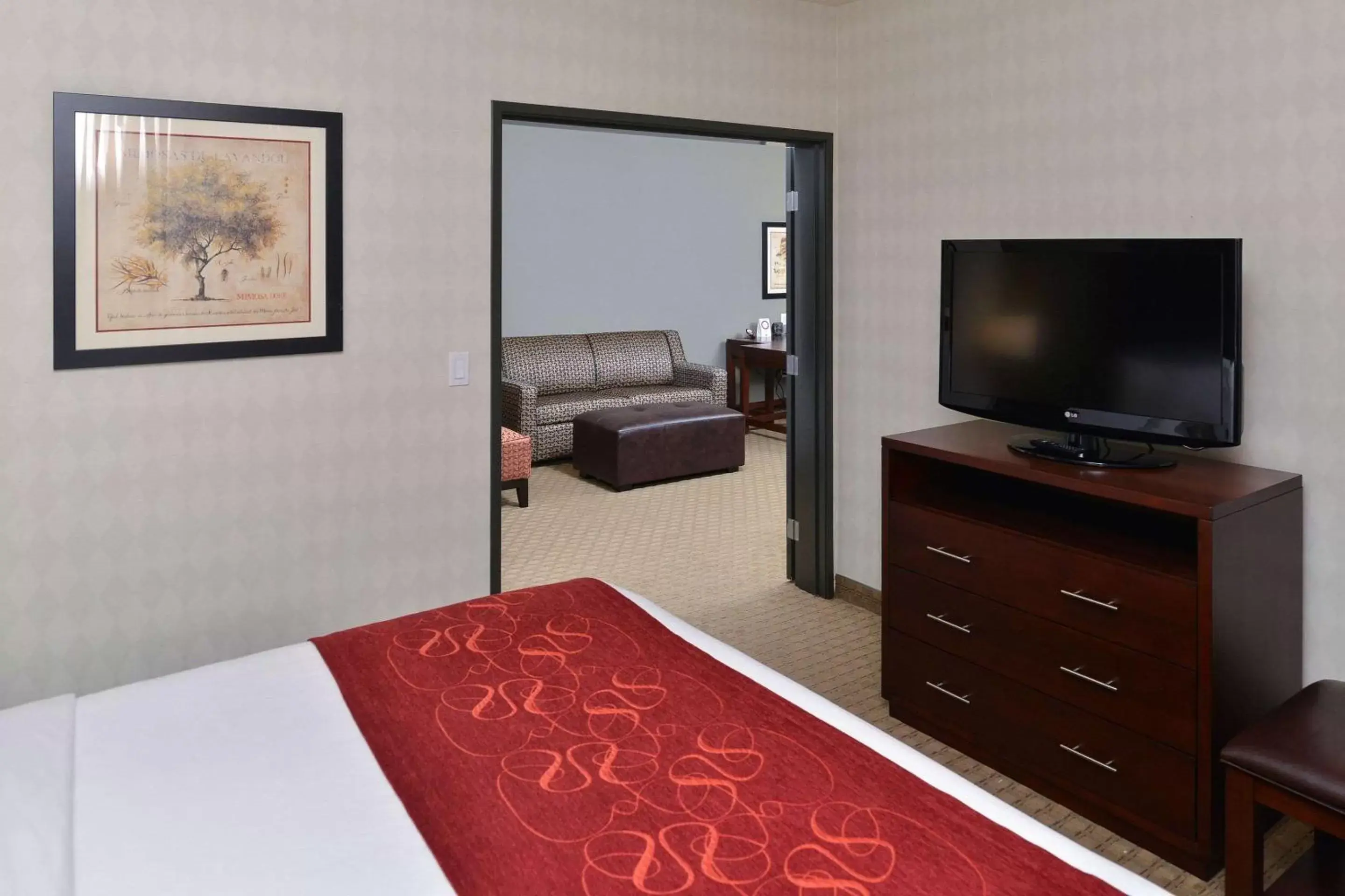 Photo of the whole room, TV/Entertainment Center in Comfort Suites Airport Tukwila Seattle