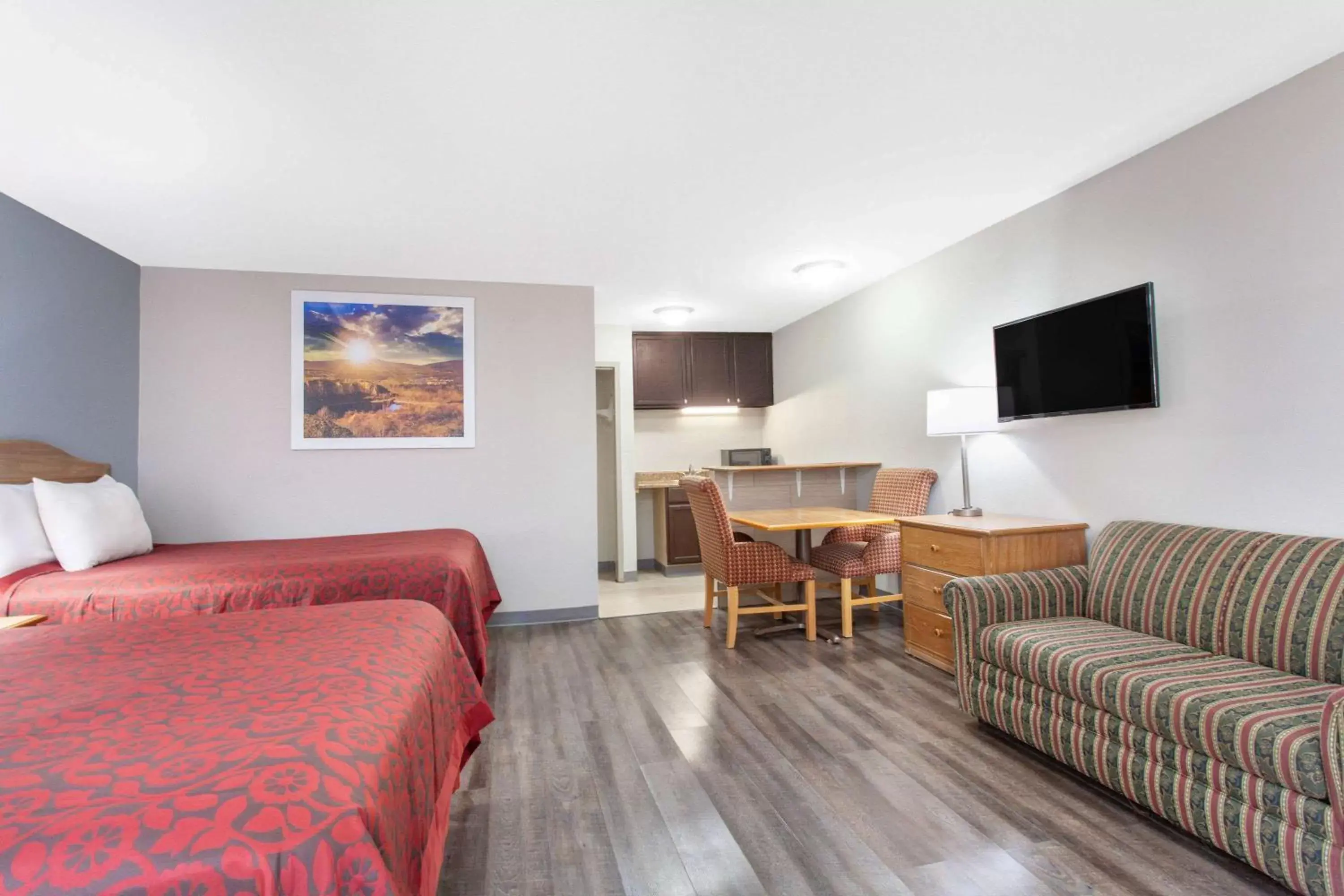 Photo of the whole room, TV/Entertainment Center in Days Inn by Wyndham Clinton - Laurens I-26