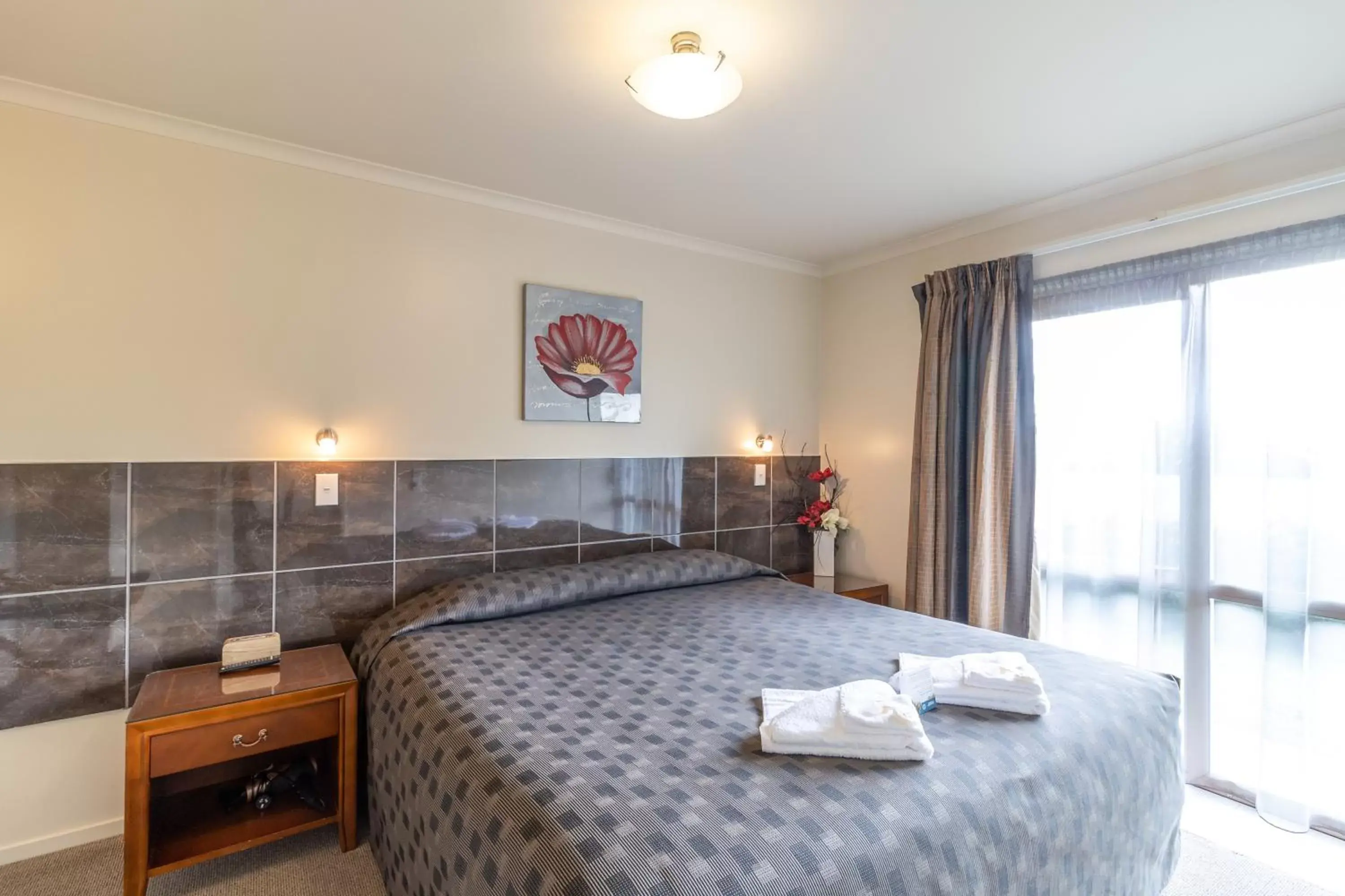Bedroom, Bed in Admirals Motor Inn