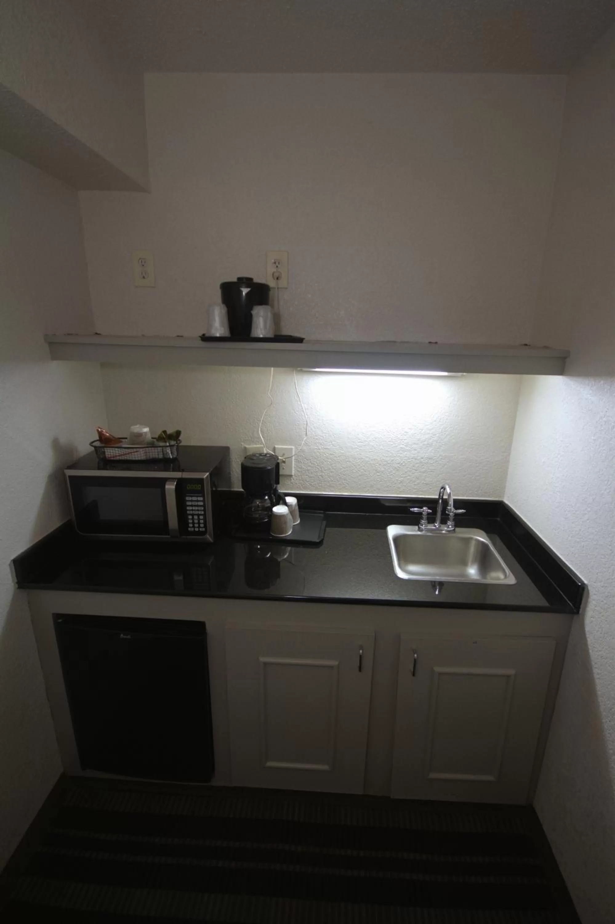 Kitchen or kitchenette in Atrium Hotel and Suites DFW Airport