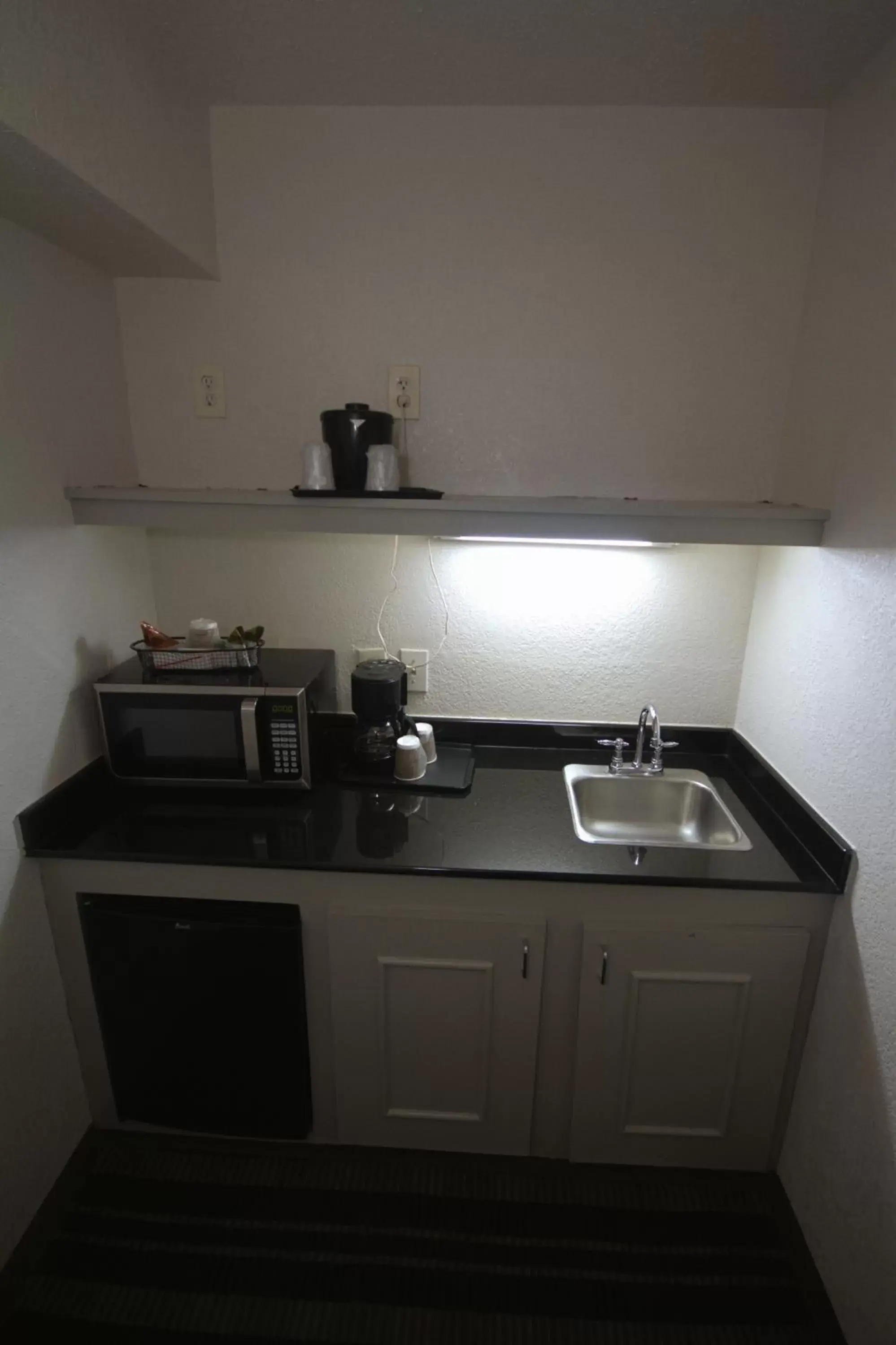 Kitchen or kitchenette, Kitchen/Kitchenette in Atrium Hotel and Suites DFW Airport