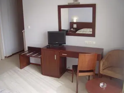 TV and multimedia, TV/Entertainment Center in Hotel Electra