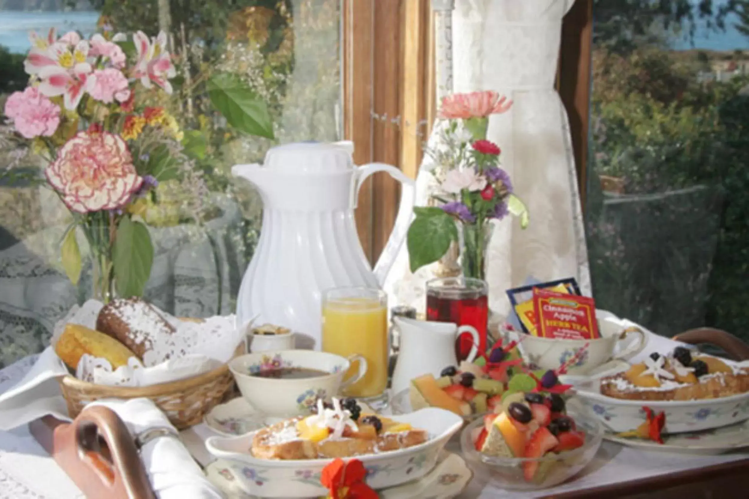 Breakfast in Headlands Inn Bed and Breakfast
