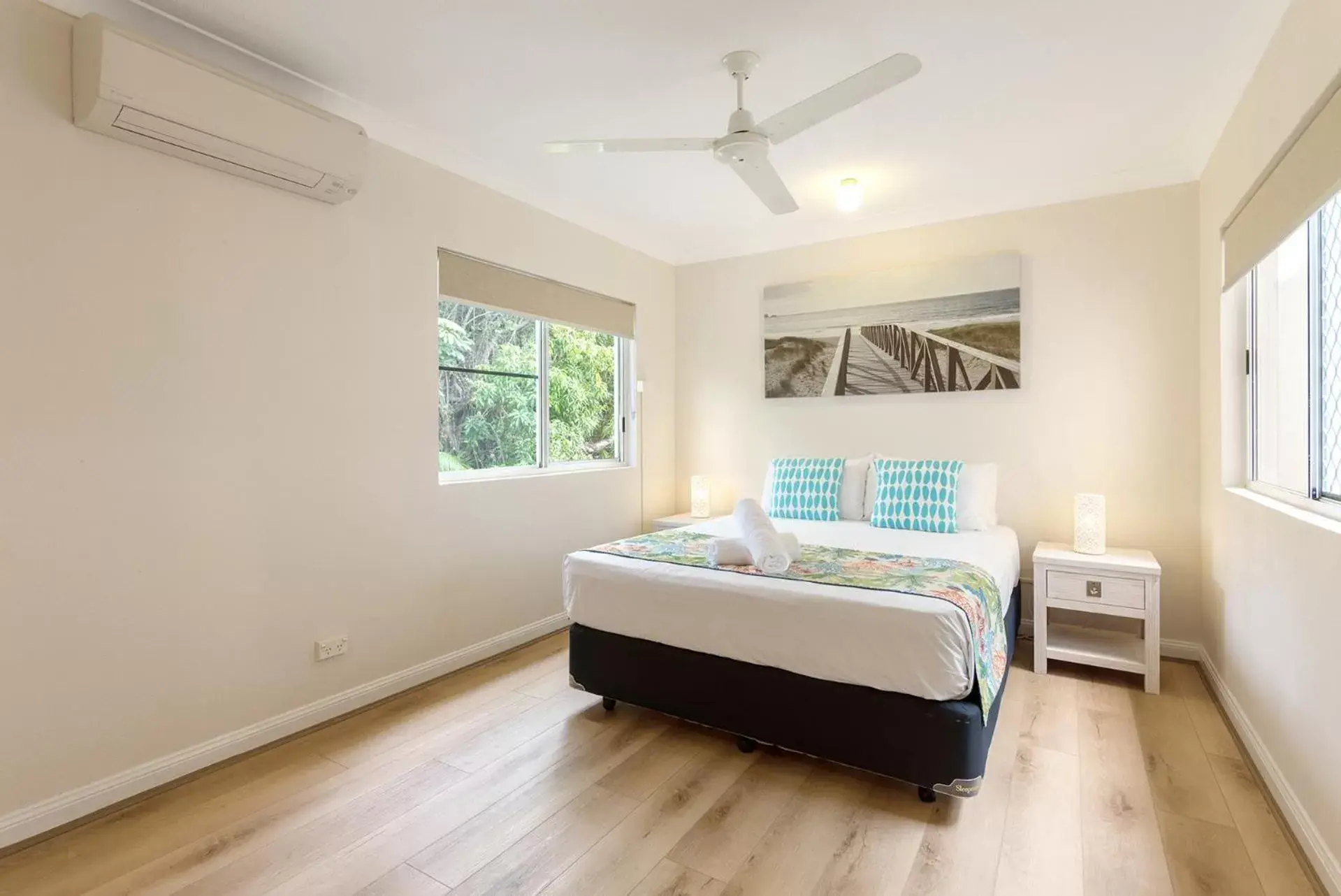 Bedroom, Bed in Garrick House