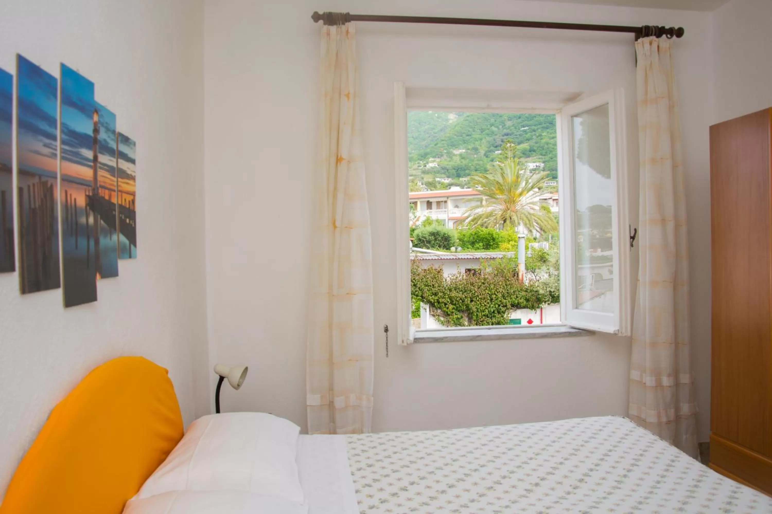 Mountain view, Bed in Pensione Villa Mena