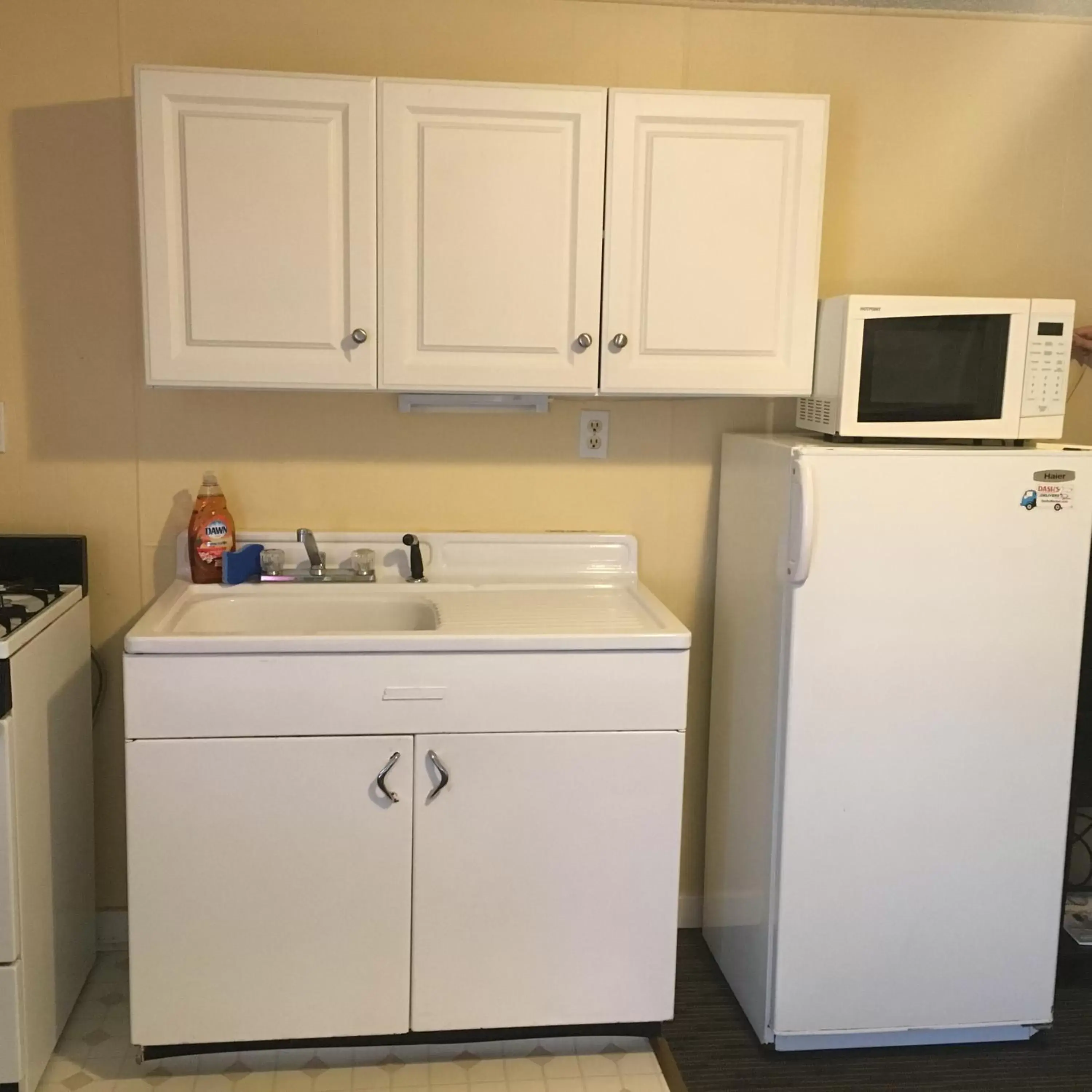 Kitchen or kitchenette, Kitchen/Kitchenette in Clarence Inn Extended Stay