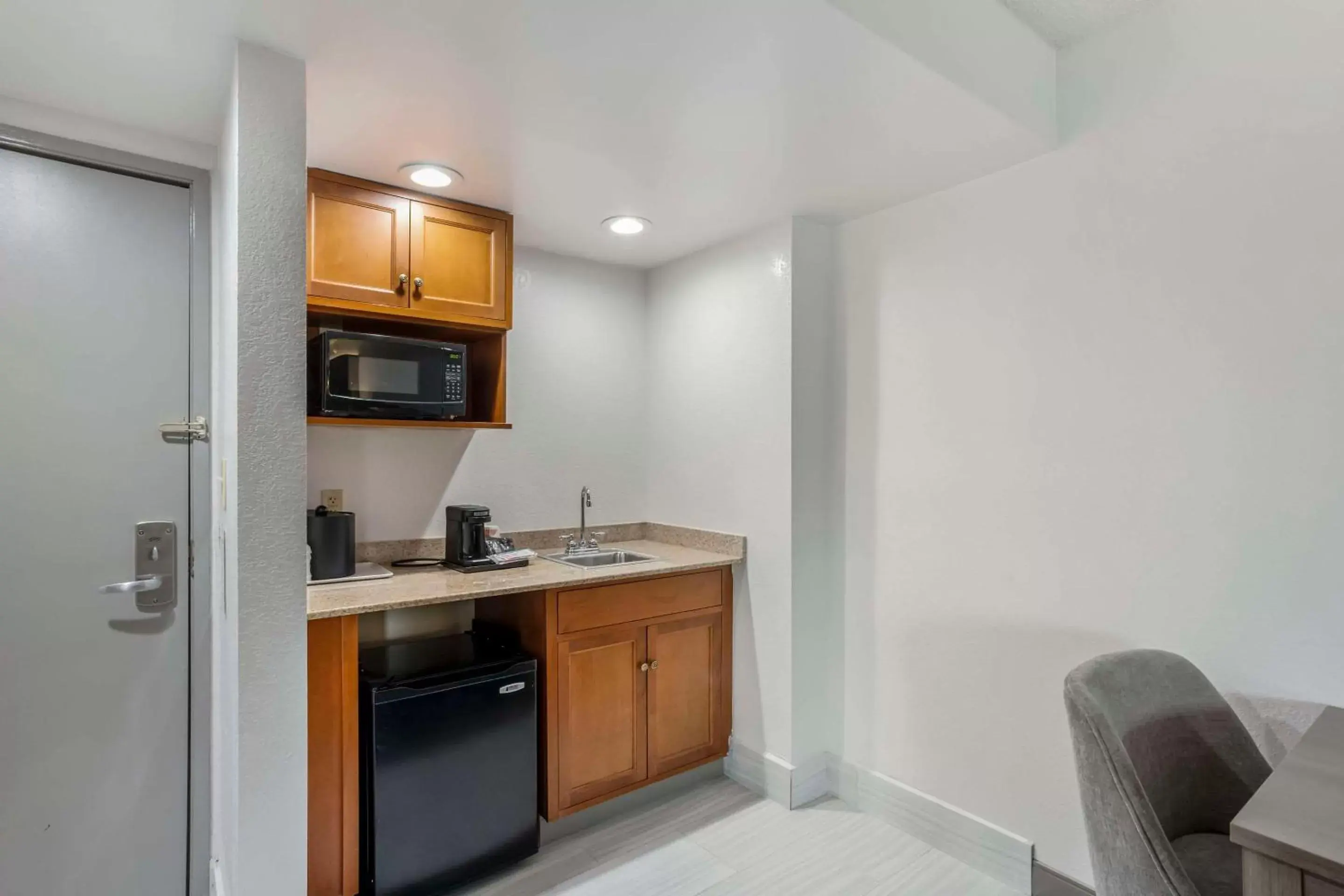 Bedroom, Kitchen/Kitchenette in Comfort Inn & Suites Voorhees - Mt Laurel