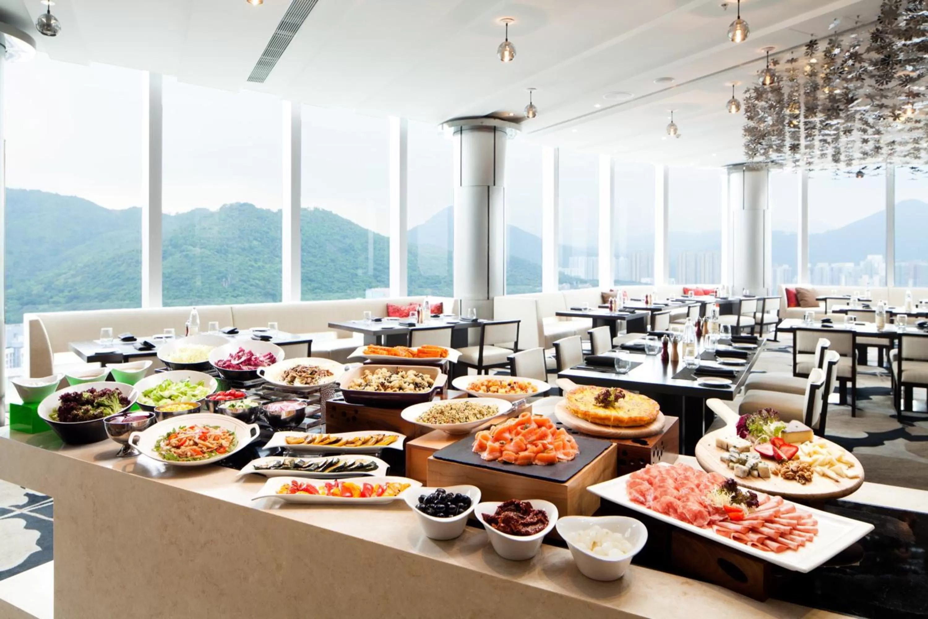Restaurant/places to eat in Crowne Plaza Hong Kong Kowloon East by IHG