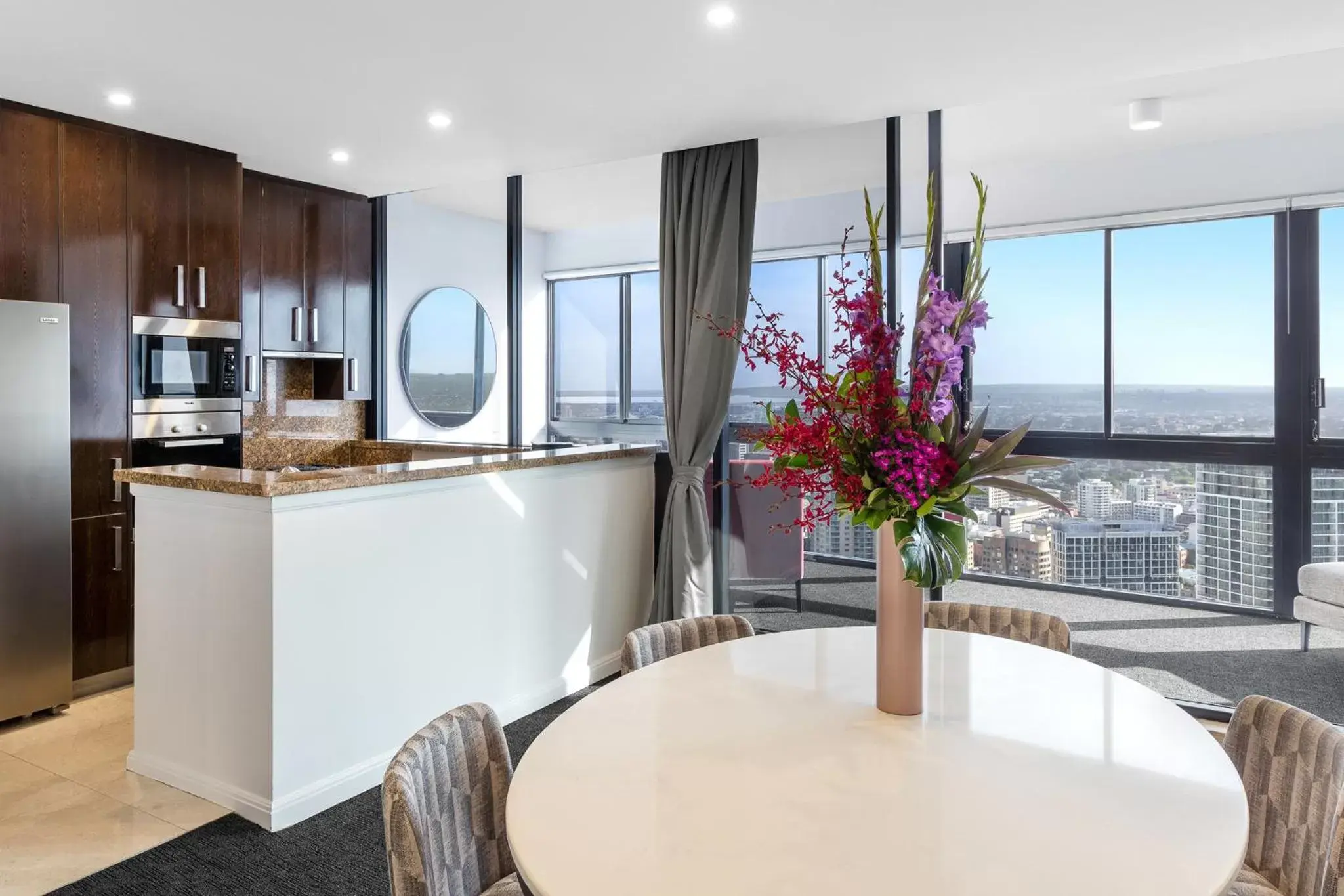 View (from property/room), Kitchen/Kitchenette in Meriton Suites Kent Street, Sydney