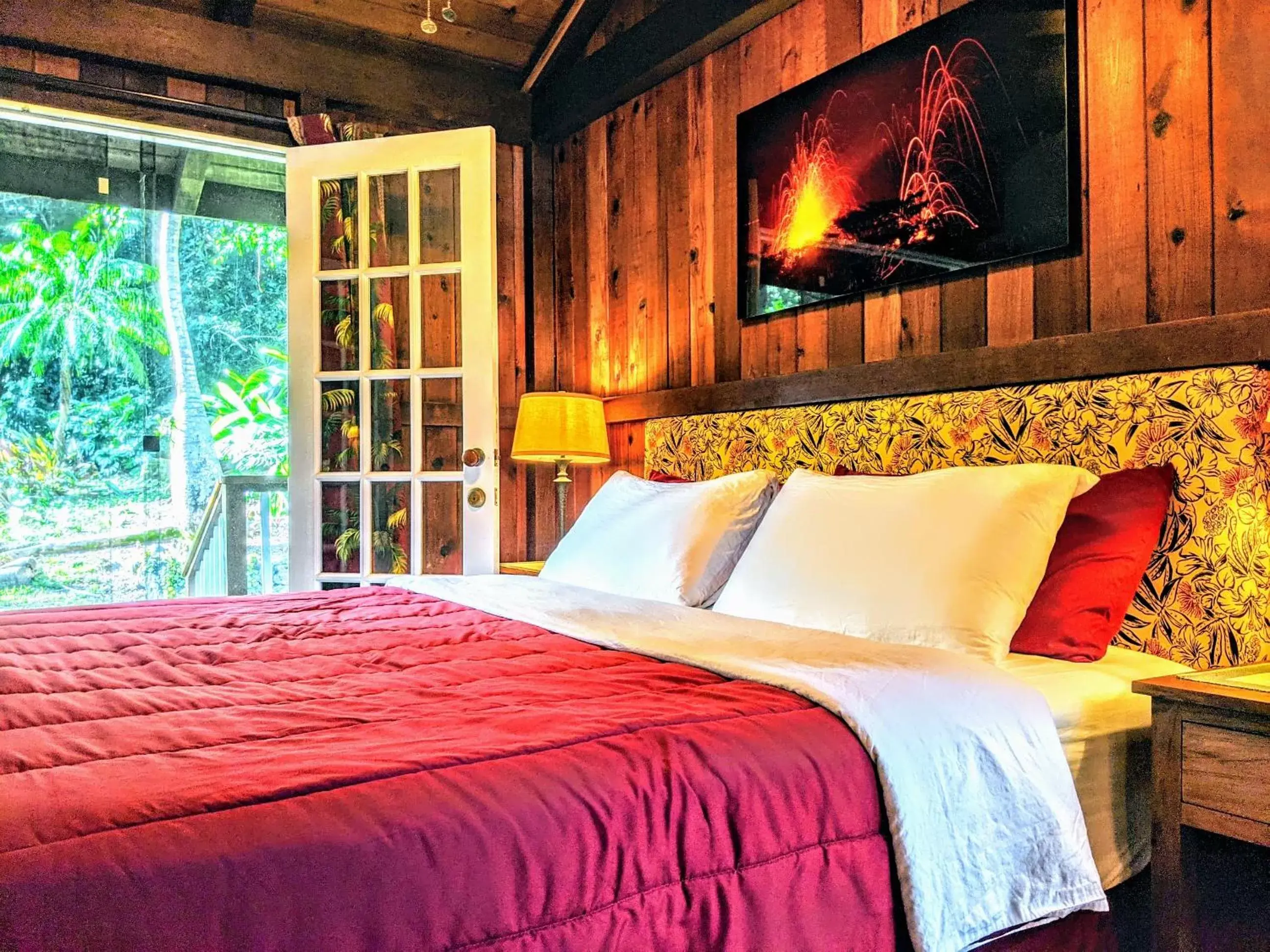 King Room with Balcony in Kehena Mauka Nui Club LGBTQIA+ Clothing Optional