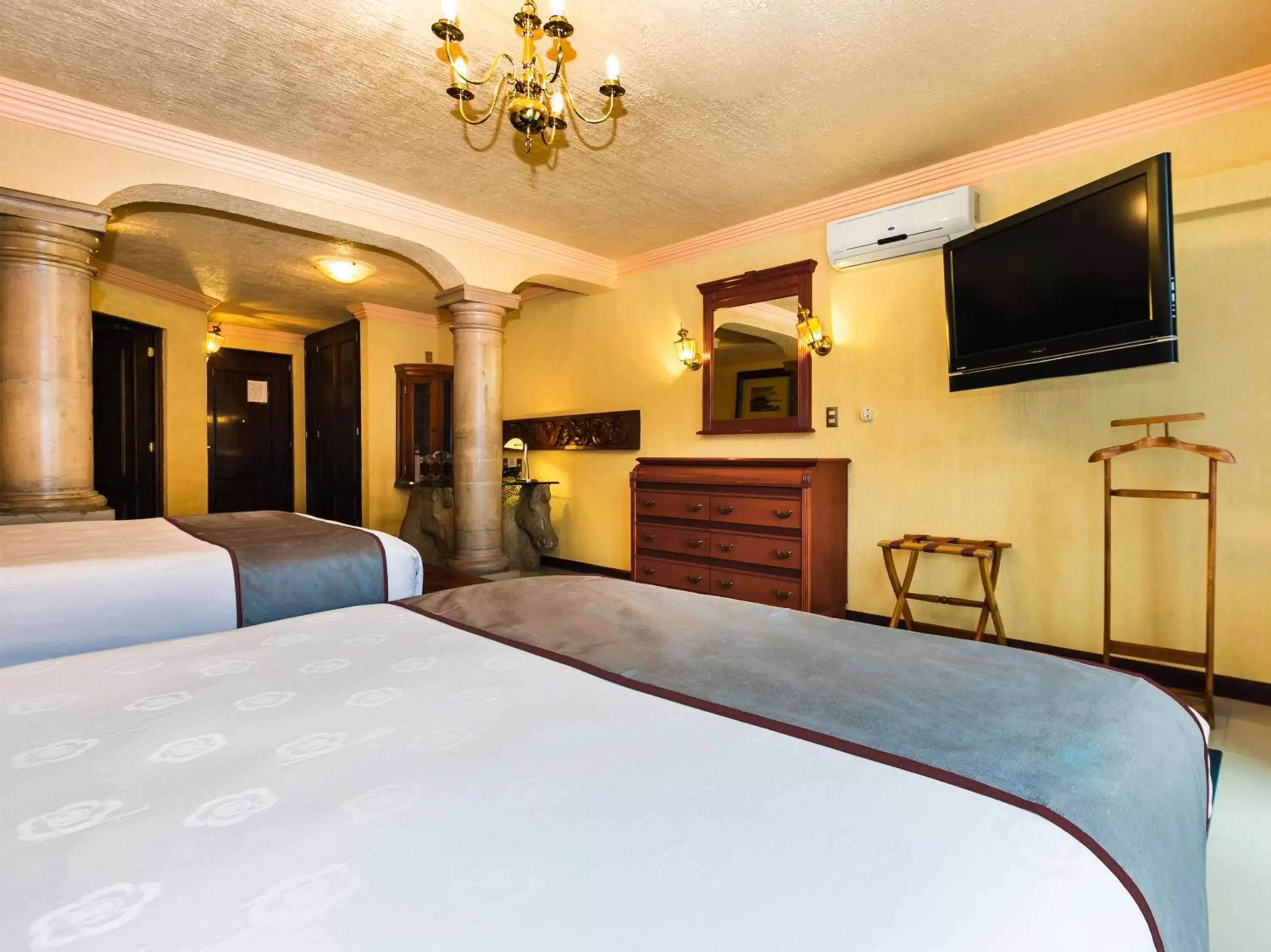 TV and multimedia, Bed in Quinta del Rey Hotel