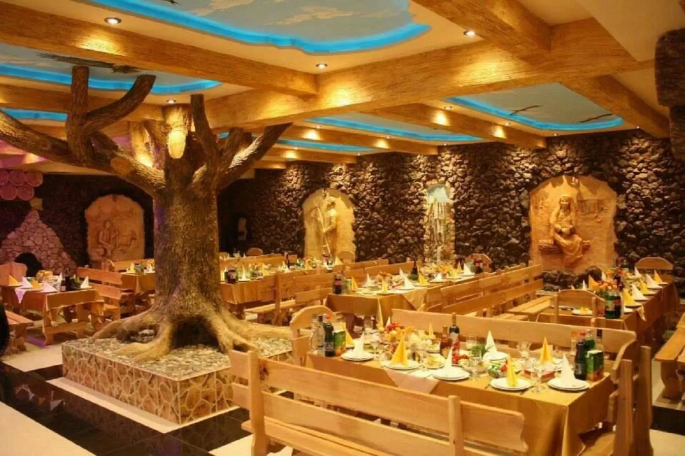 Restaurant/places to eat in Zangezur Hotel