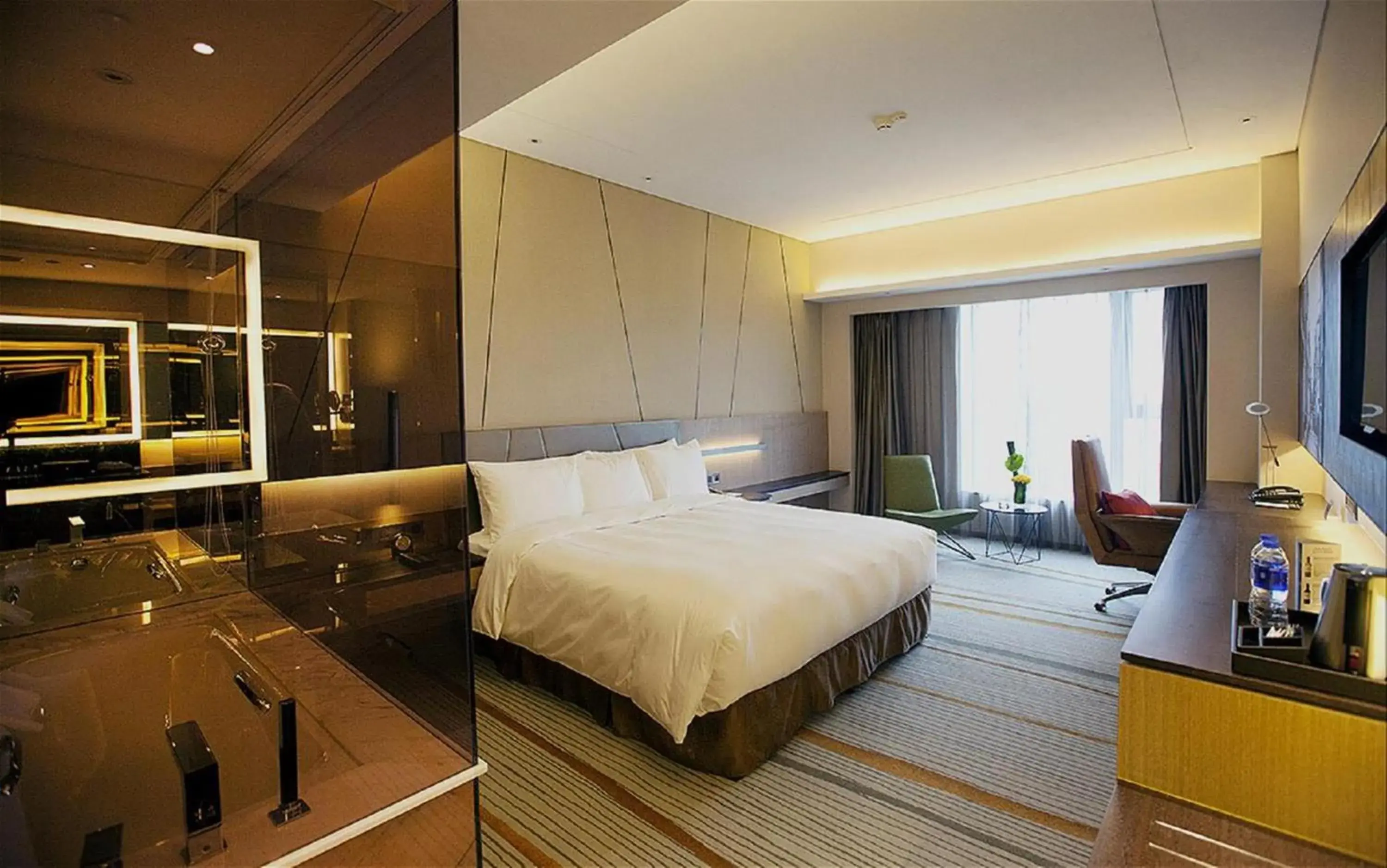 Photo of the whole room, Bed in Radisson Blu Shanghai Pudong Jinqiao