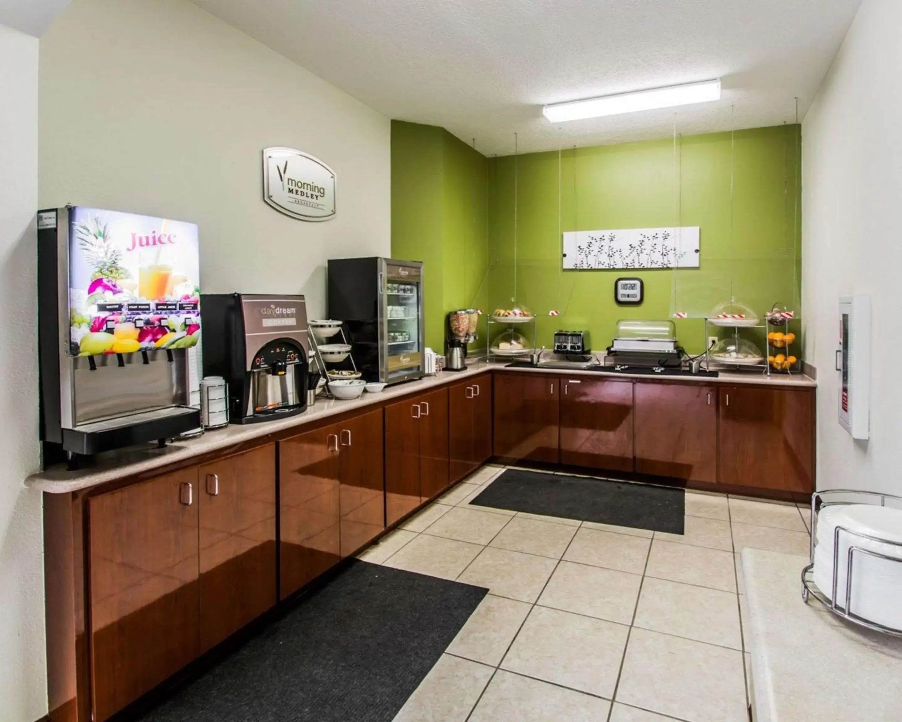 Restaurant/places to eat, Kitchen/Kitchenette in Sleep Inn & Suites Orlando Airport