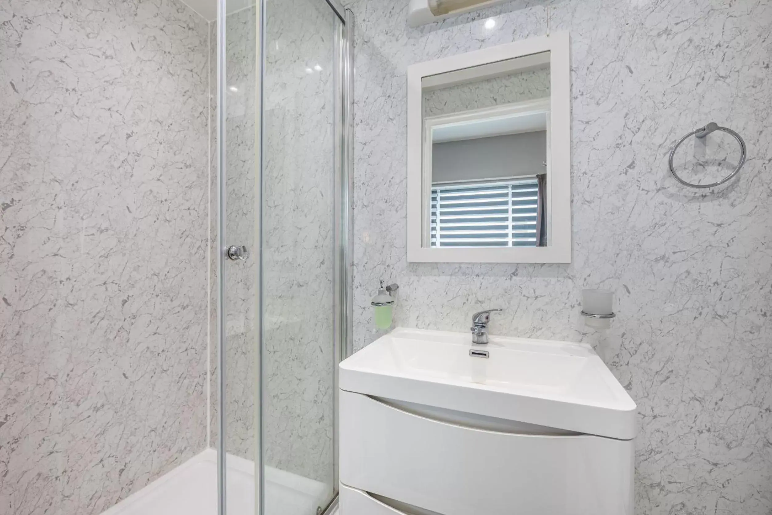 Shower, Bathroom in King Solomon Hotel- Golders Green