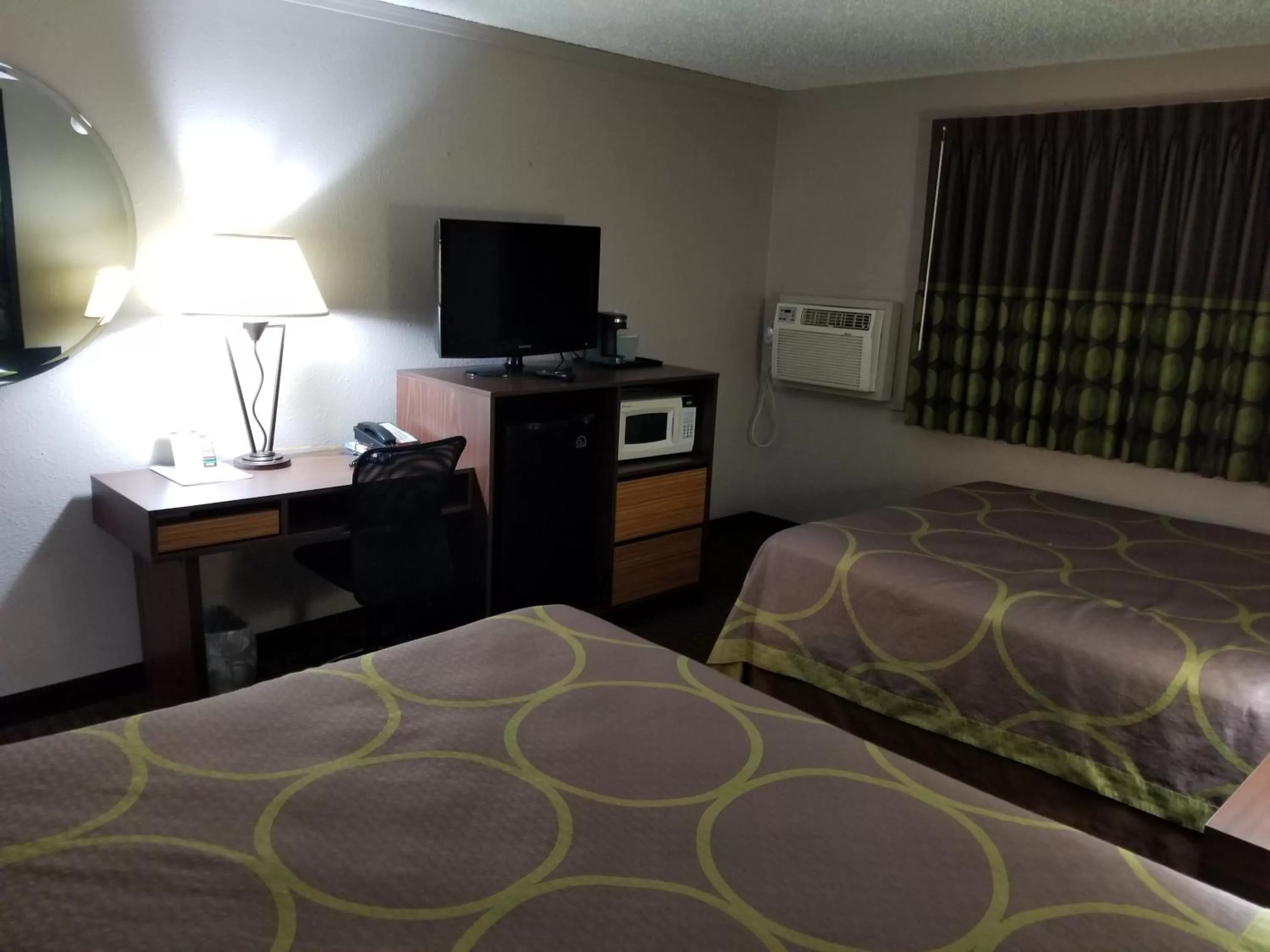 Communal lounge/ TV room, Bed in Super 8 by Wyndham Bismarck