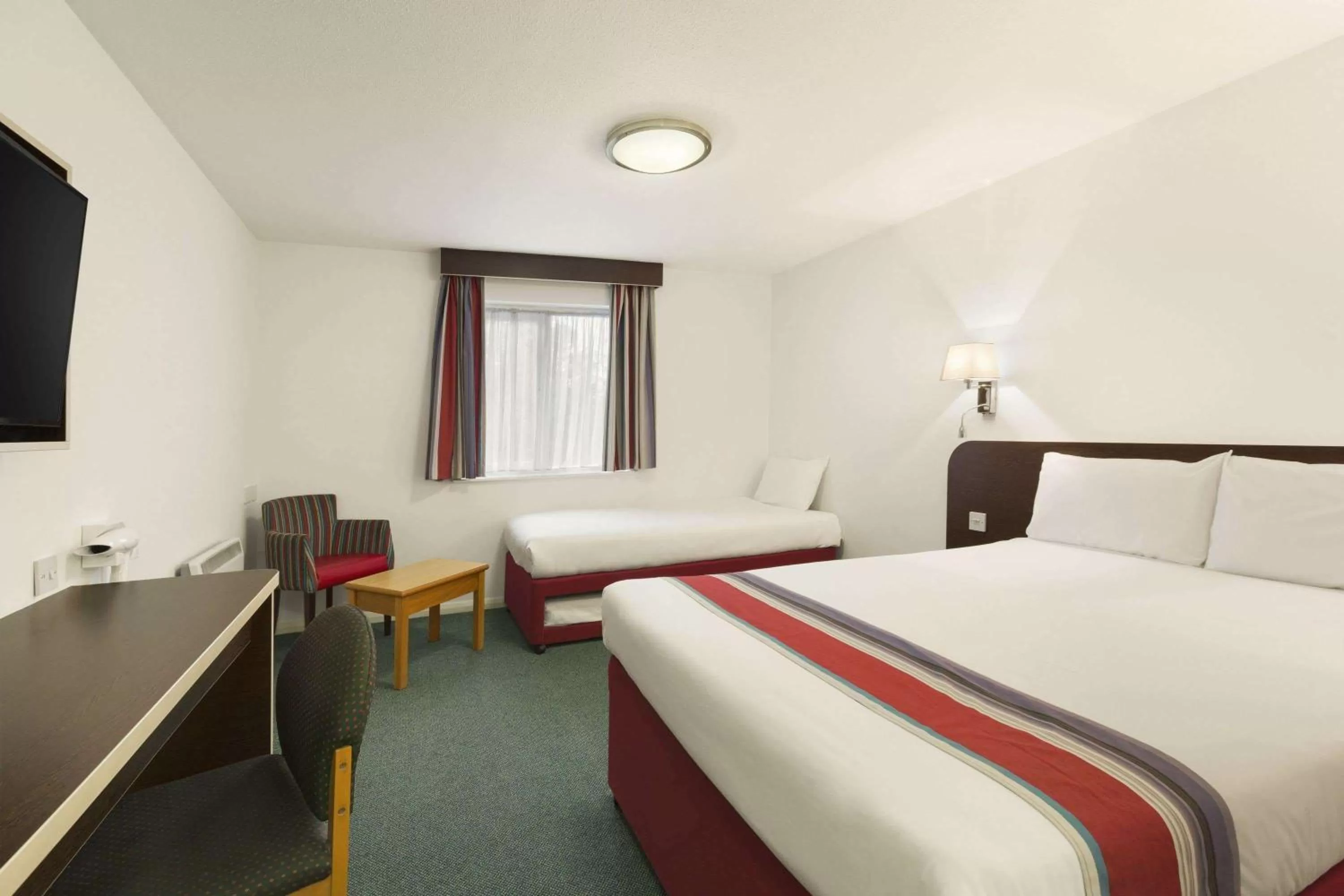 Photo of the whole room, Bed in Ramada London South Mimms