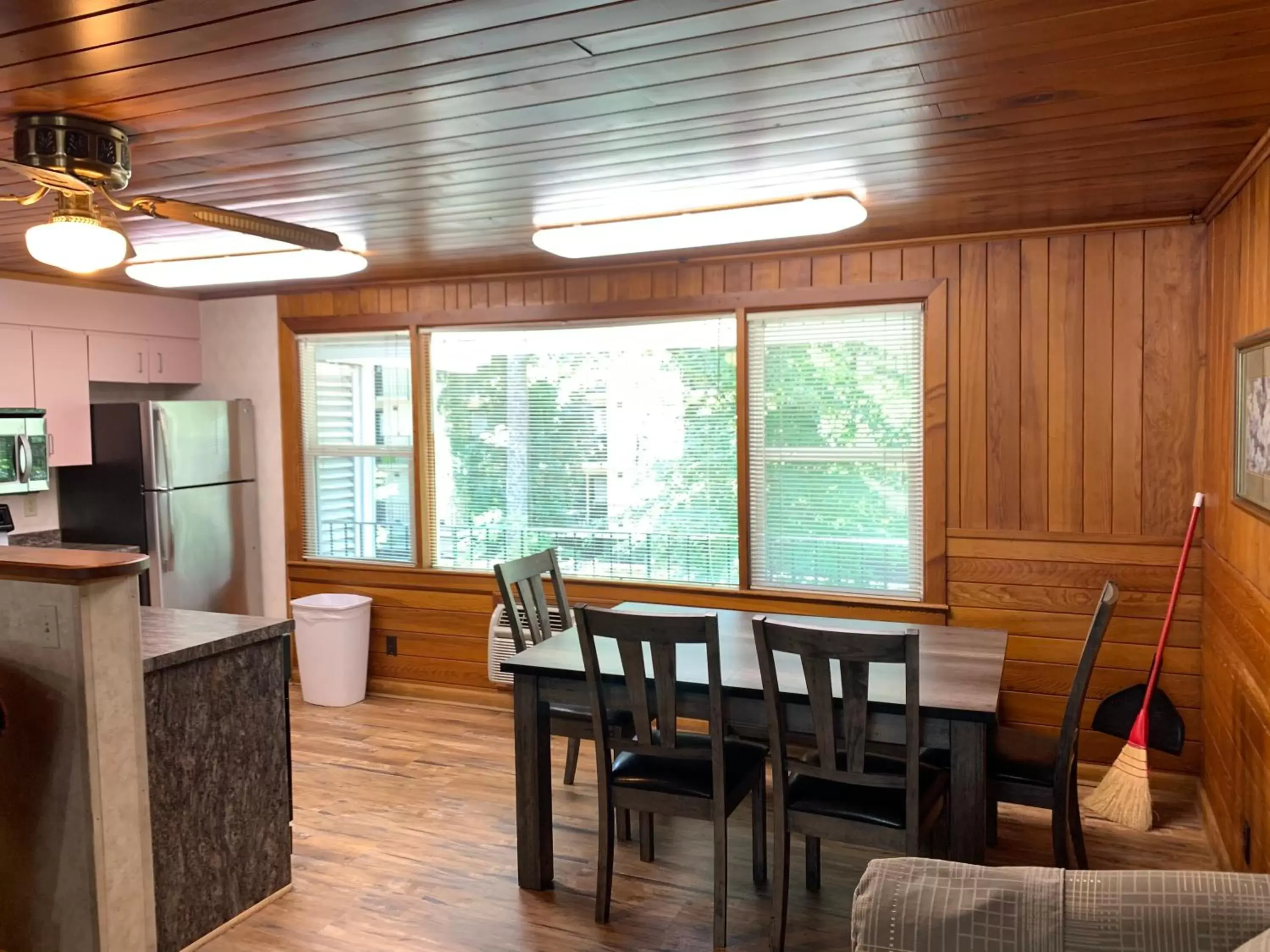 Dining Area in Carr's Northside Hotel and Cottages