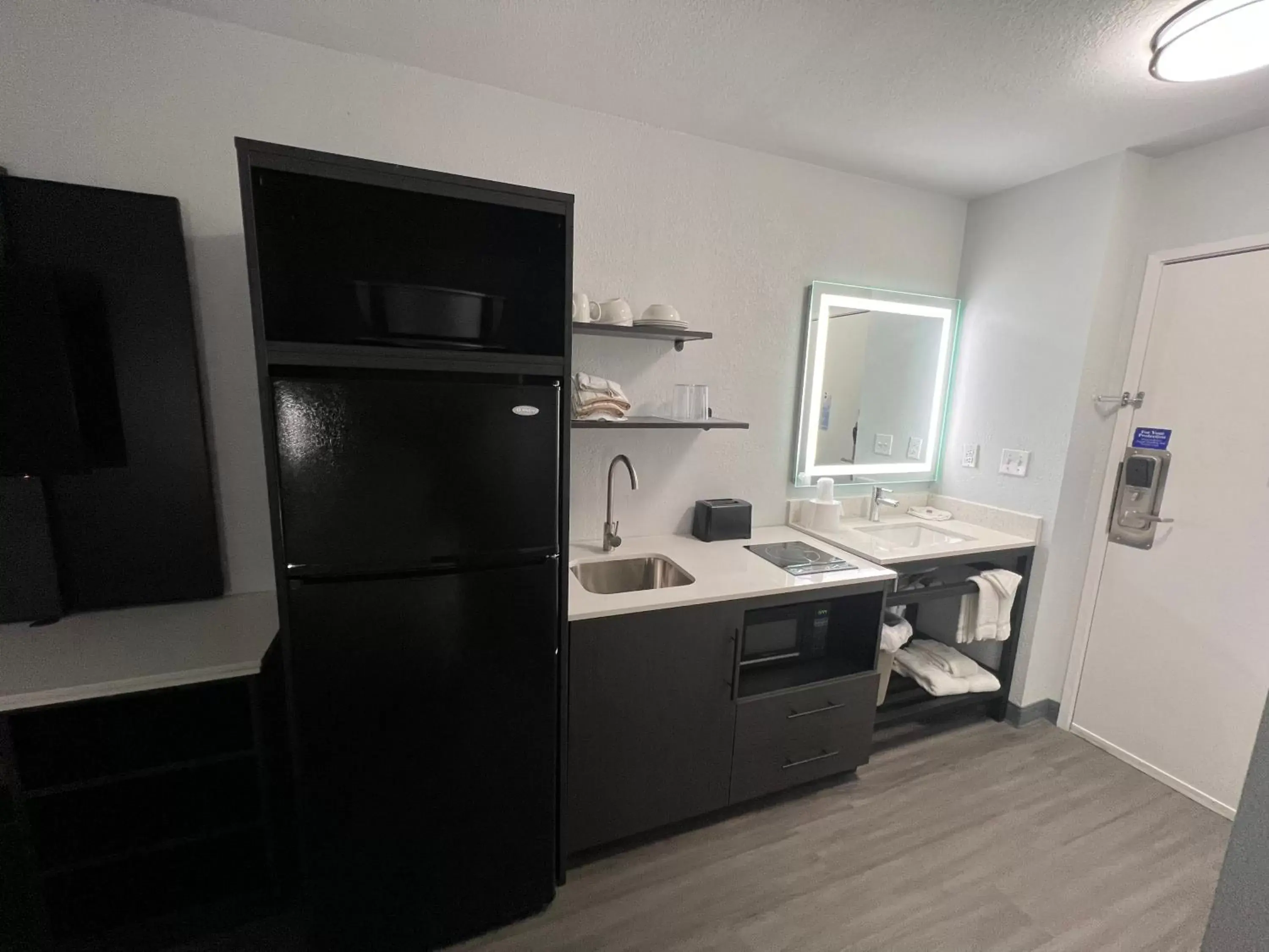 Kitchen or kitchenette, Kitchen/Kitchenette in Studio 6 Altoona, IA - Des Moines East