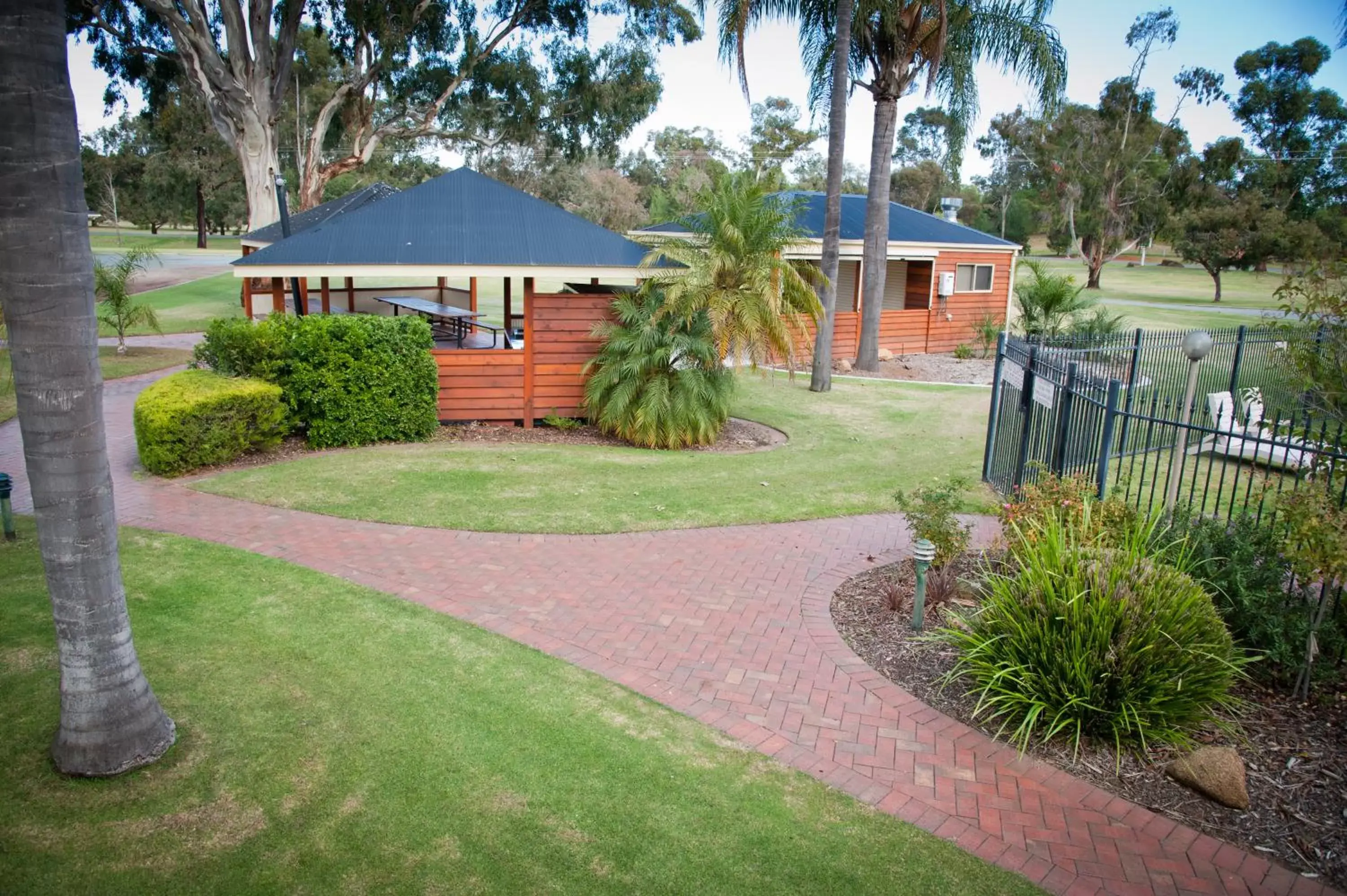 BBQ facilities, Garden in Sportsmans Motor Inn