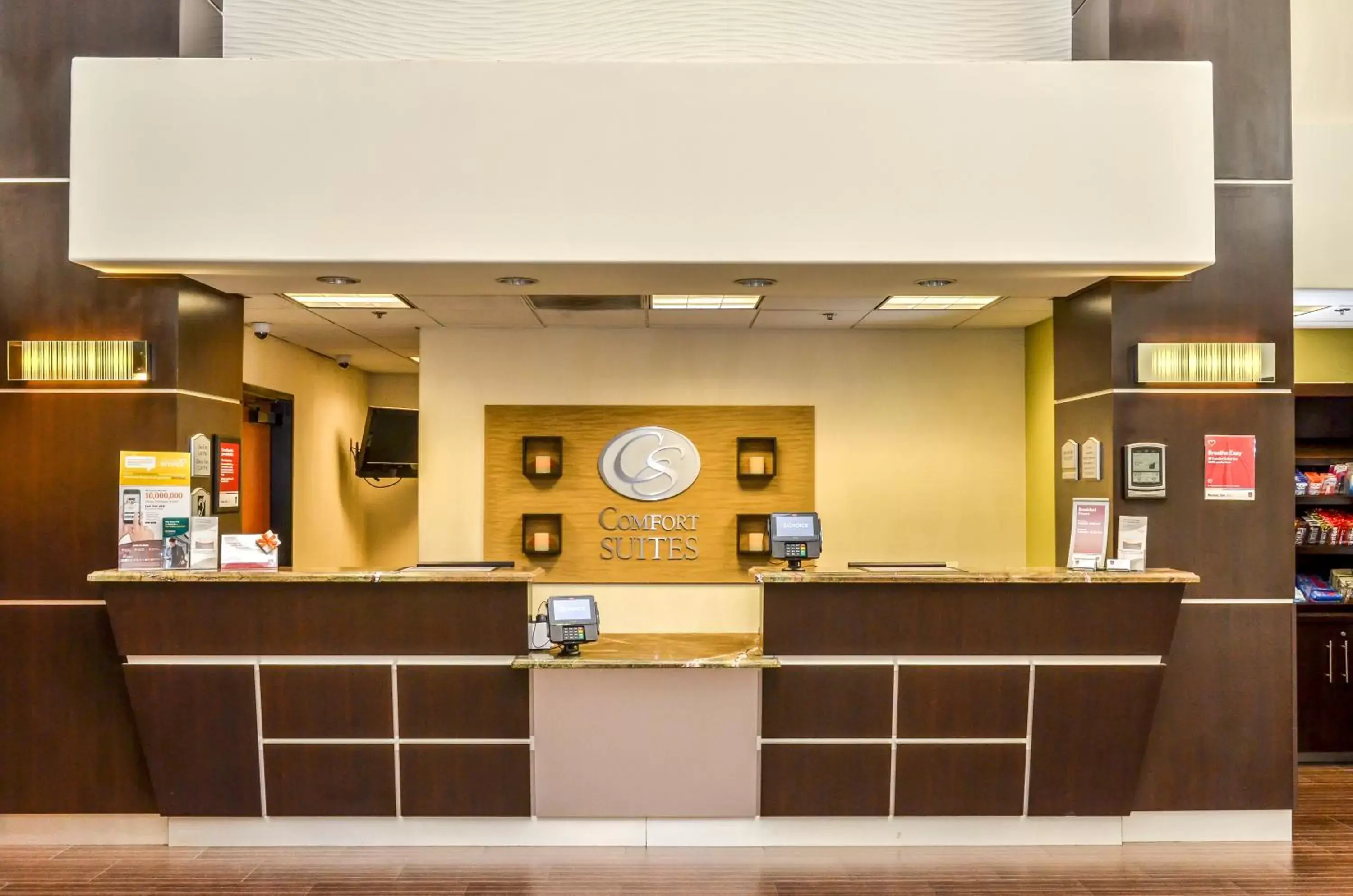 On-site shops, Lobby/Reception in Comfort Suites