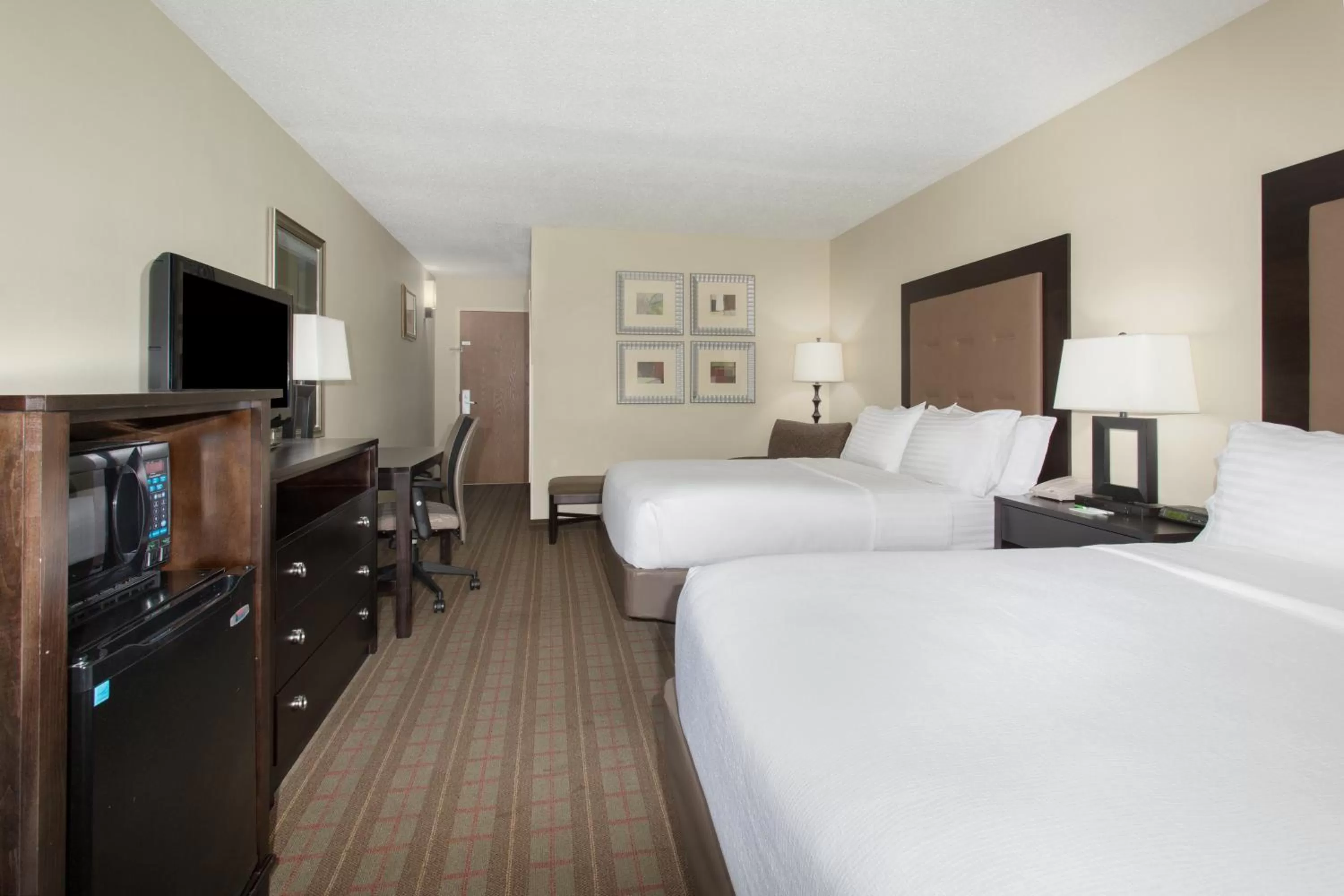 Photo of the whole room, Bed in Holiday Inn Riverton-Convention Center by IHG