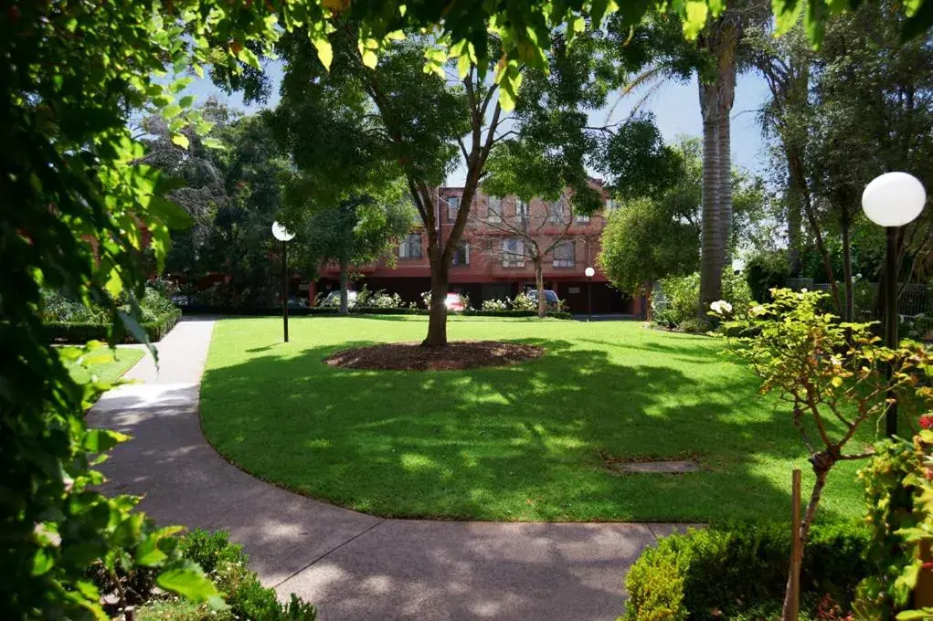 Facade/entrance, Garden in Comfort Apartments Royal Gardens