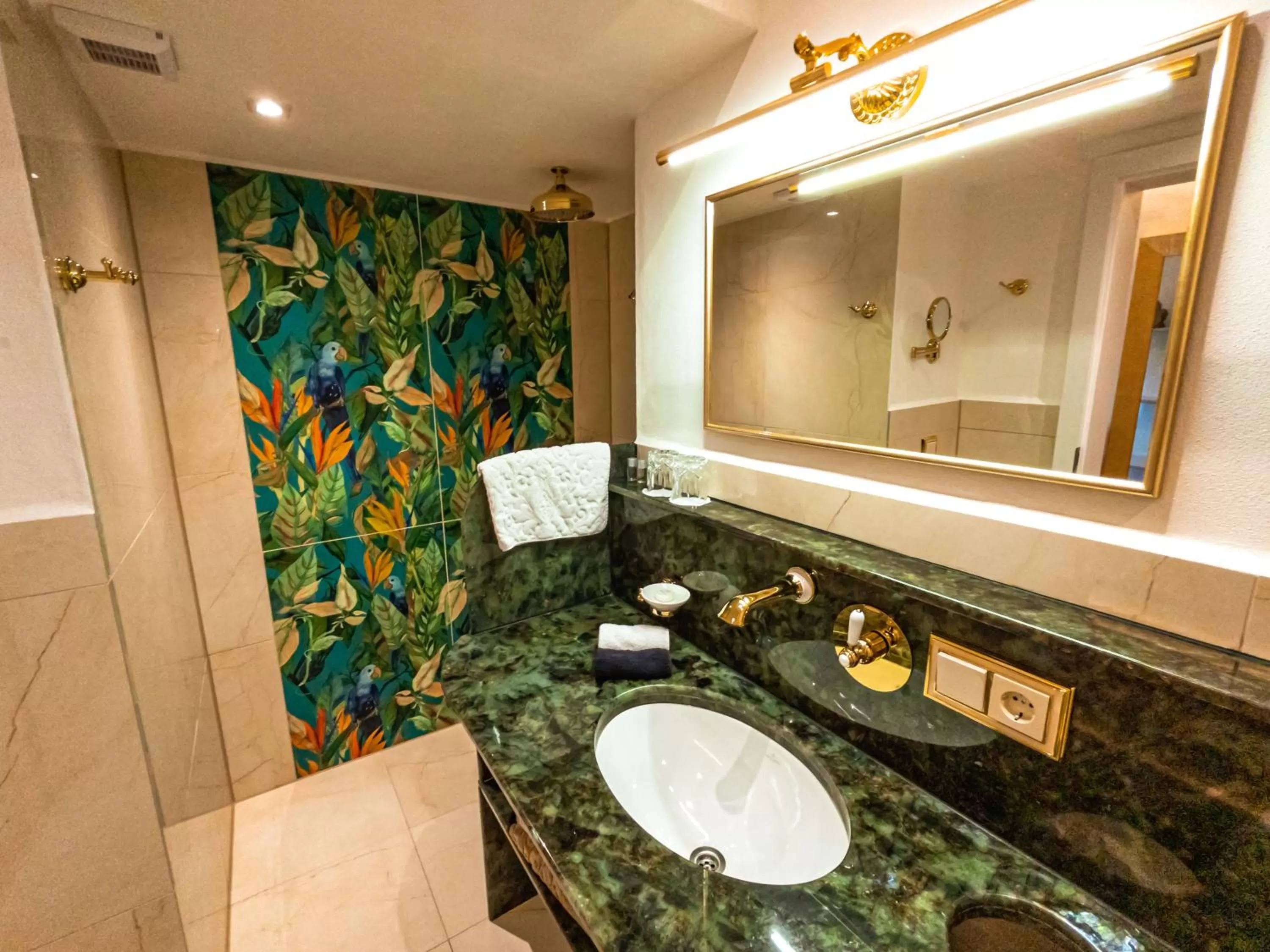 Bathroom in Gasthof Lend-Platzl