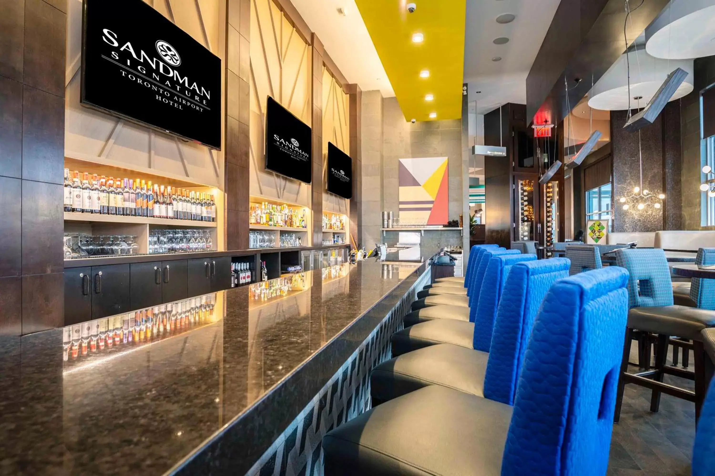 Restaurant/places to eat, Lounge/Bar in Sandman Signature Toronto Airport Hotel
