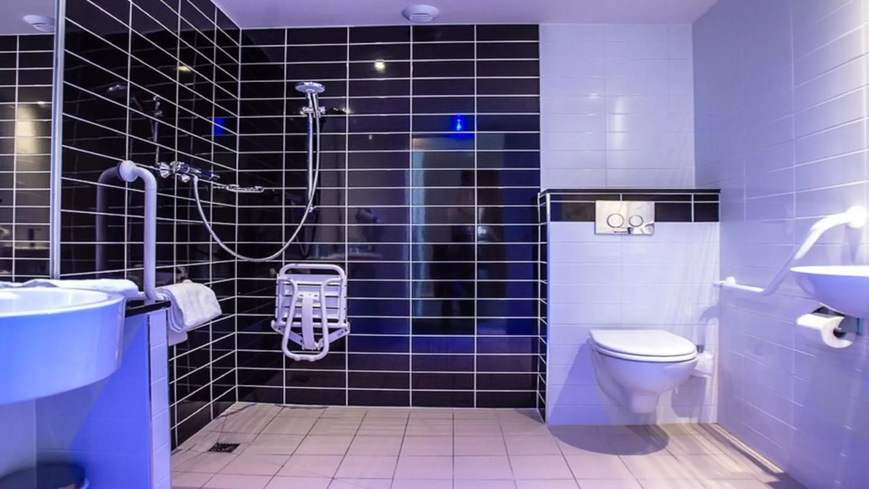 Photo of the whole room, Bathroom in Holiday Inn Express Dijon, an IHG Hotel