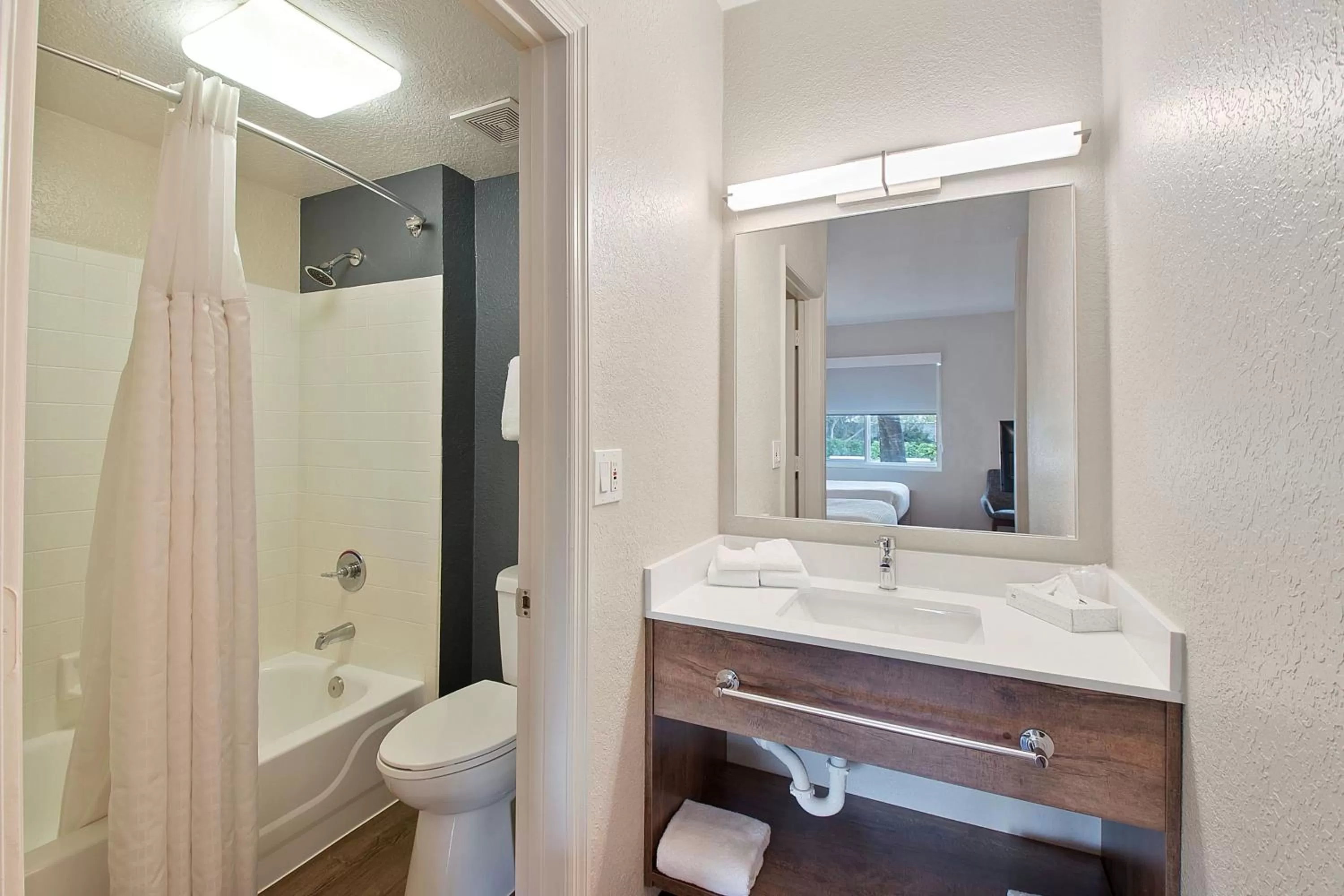 Bathroom in Extended Stay America Premier Suites - Miami - Airport - Doral - 25th Street