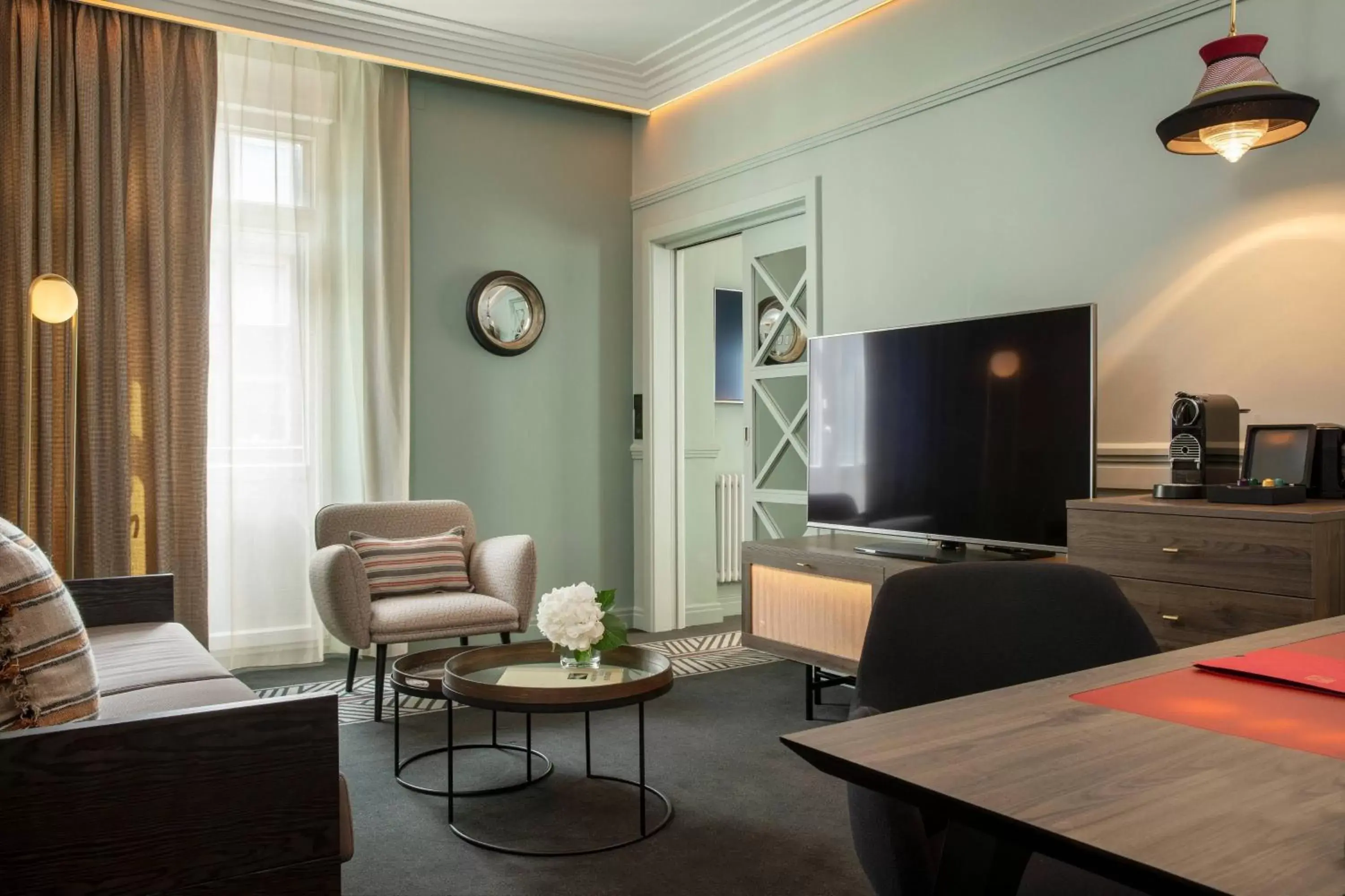 Living room, TV/Entertainment Center in Maison Rouge Strasbourg Hotel & Spa, Autograph Collection