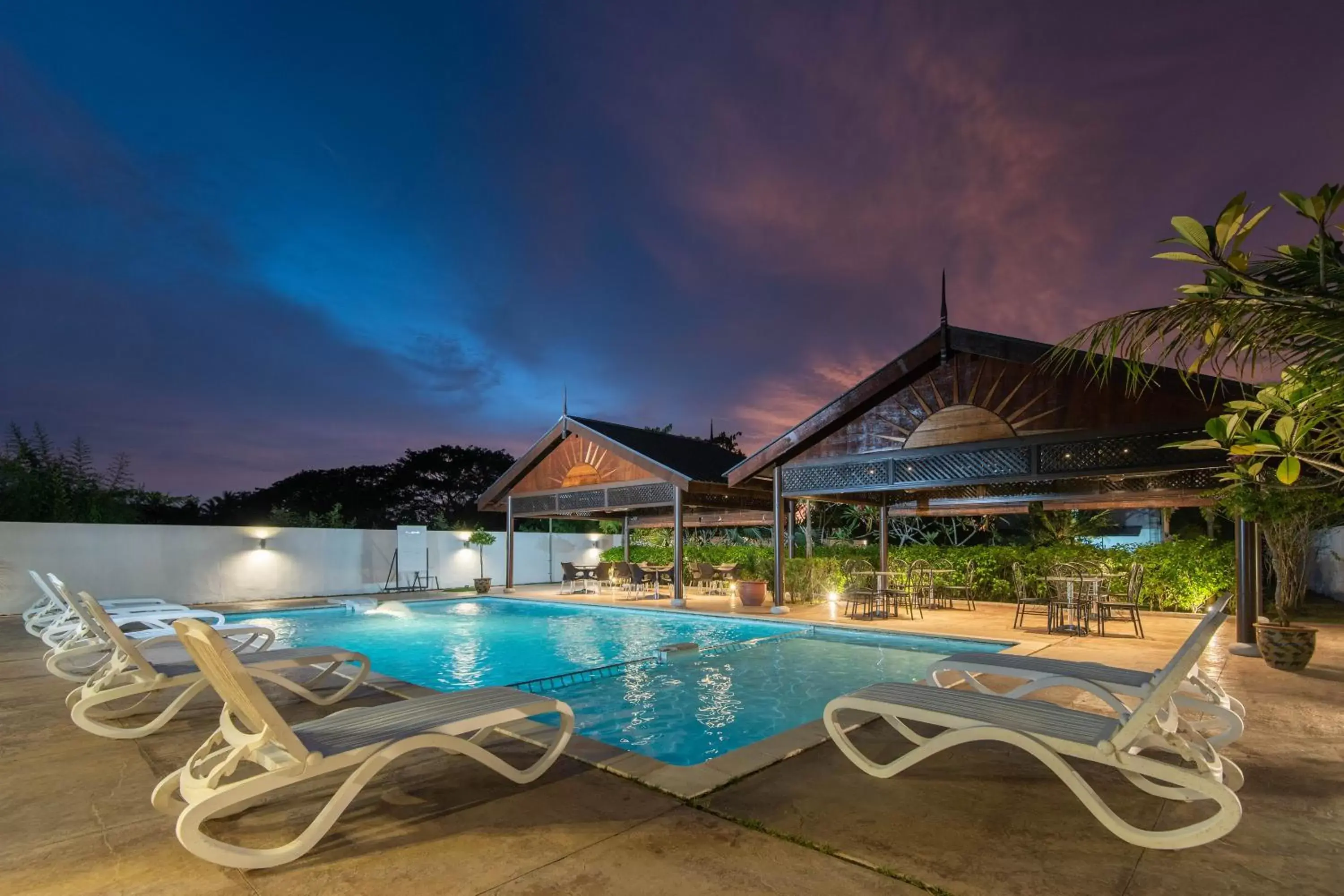 Restaurant/places to eat, Swimming Pool in Riverra Inn Langkawi