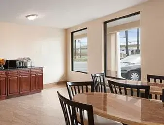 Coffee/tea facilities, Dining Area in Super 8 by Wyndham Rahway/Newark