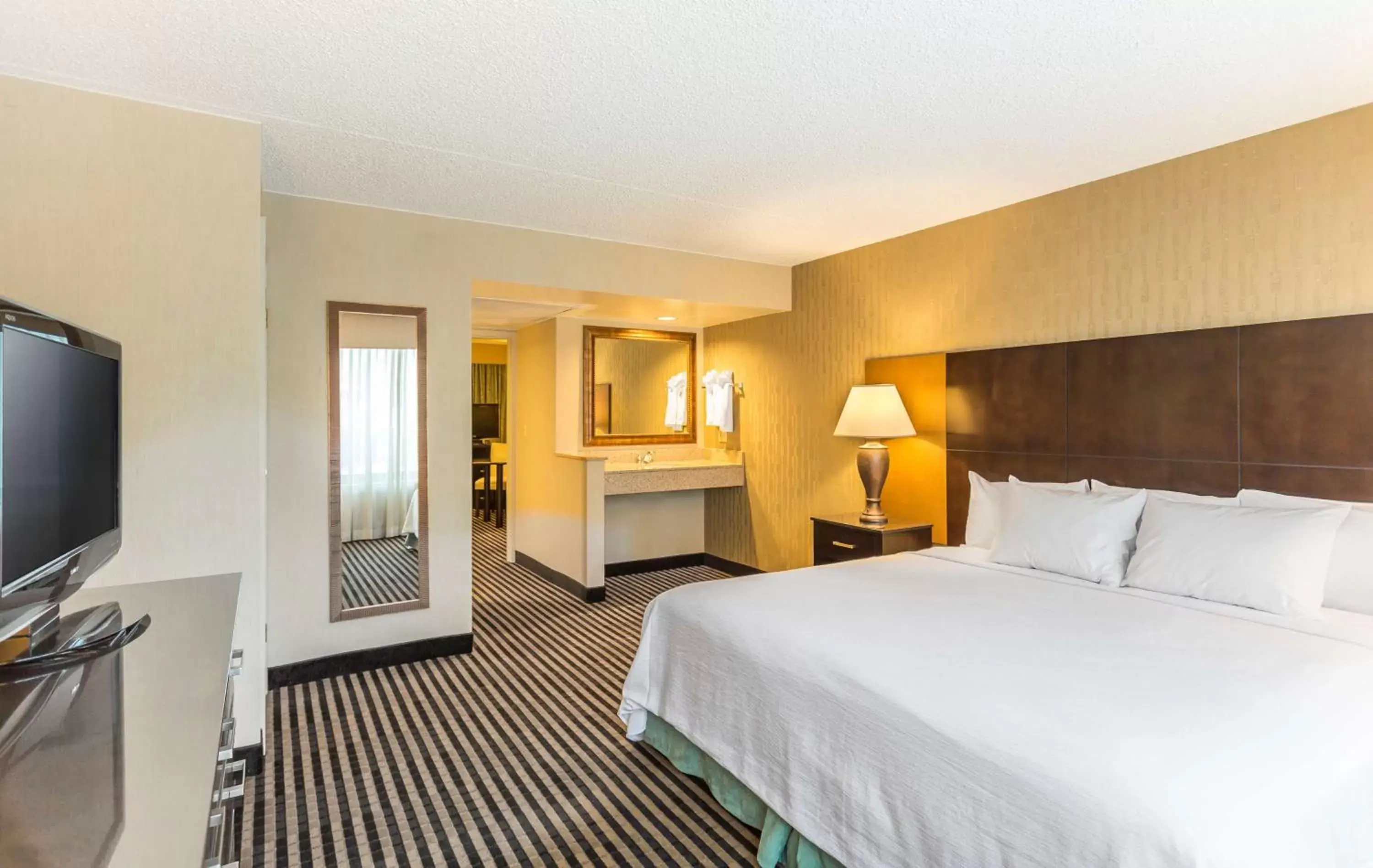 Bed in Embassy Suites by Hilton Piscataway Somerset