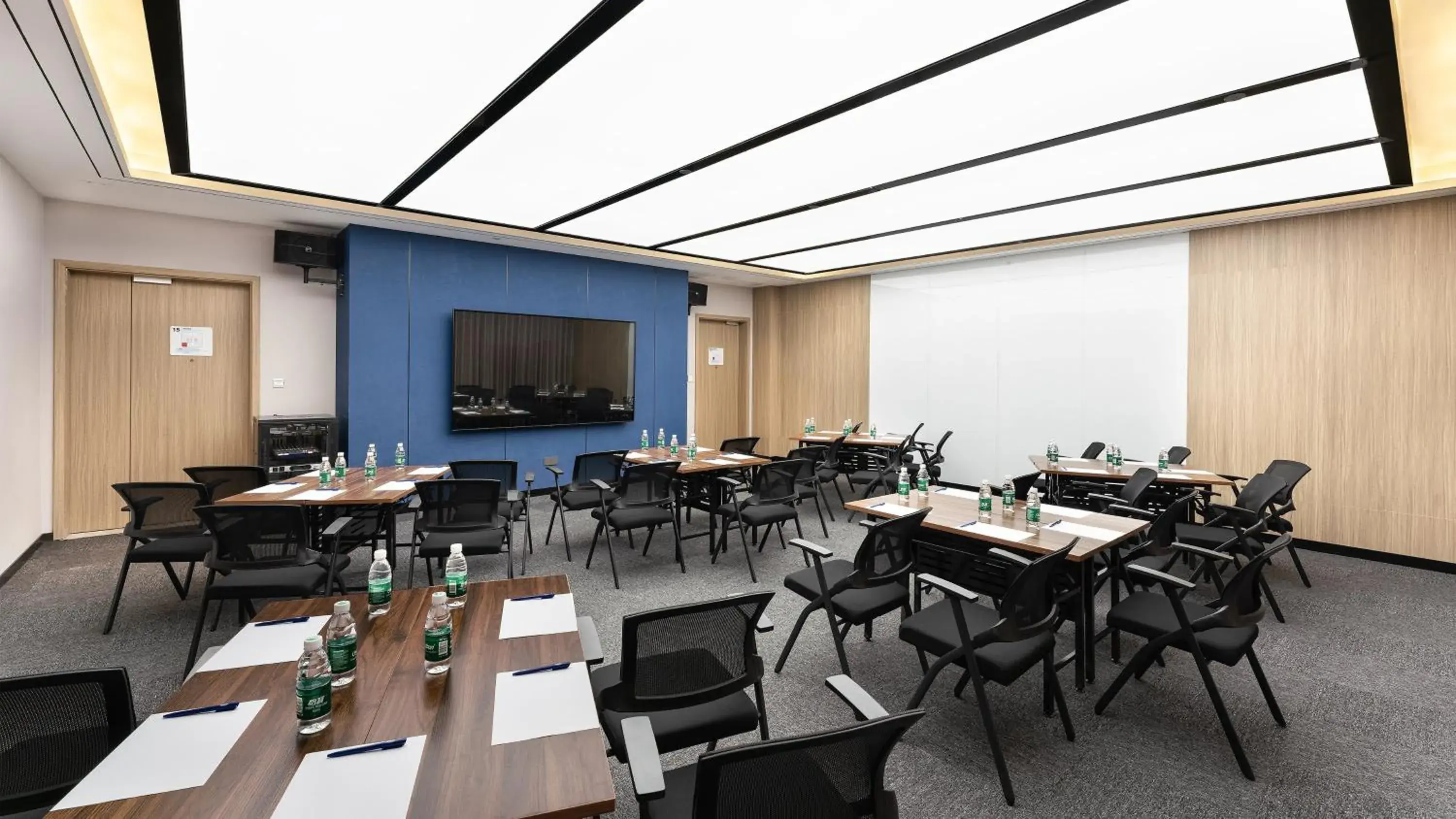 Meeting/conference room, Restaurant/Places to Eat in Holiday Inn Express Nanchang Qingshan Lake View, an IHG Hotel