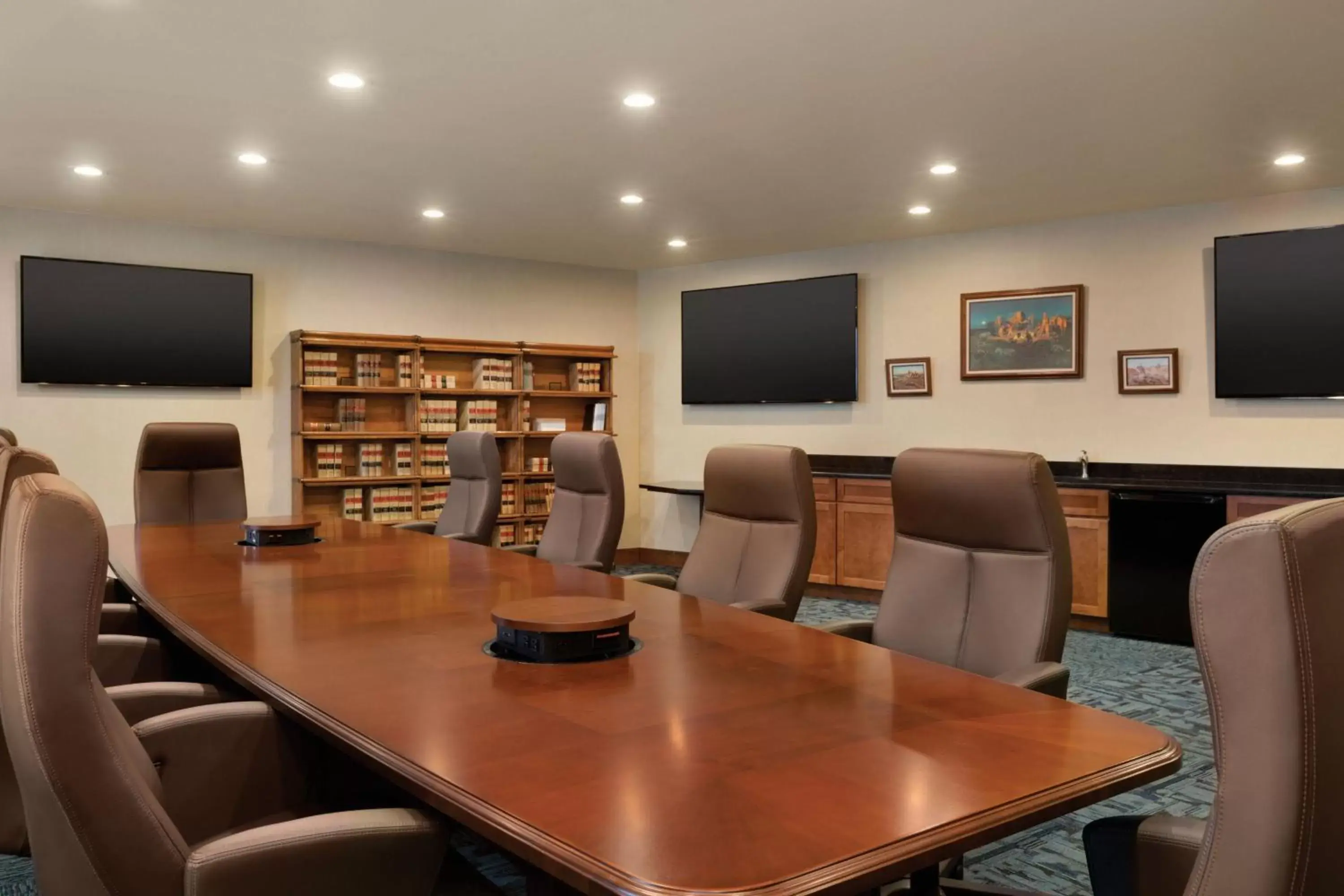 Meeting/conference room in Delta Hotels by Marriott Helena Colonial