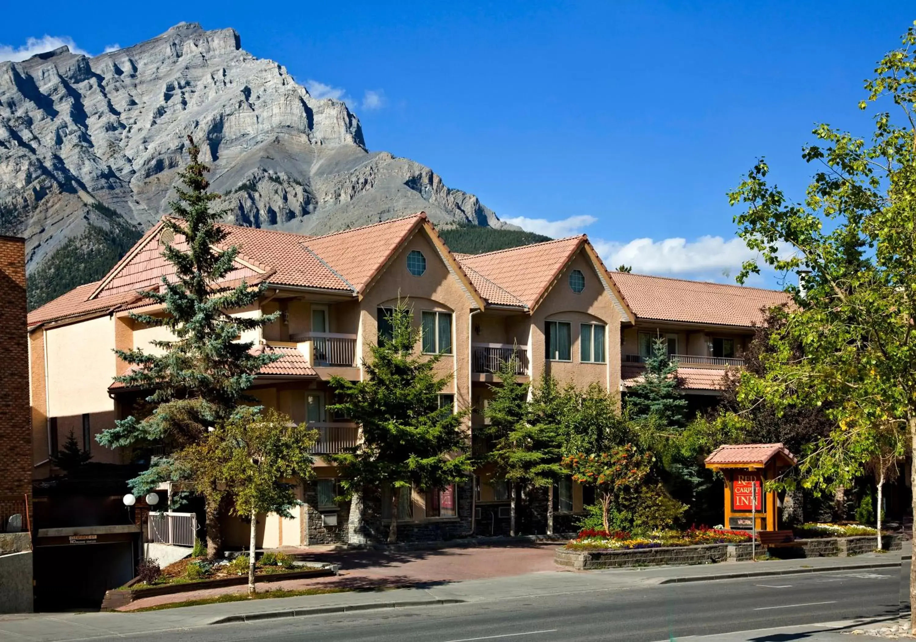 Facade/entrance, Property Building in Red Carpet Inn