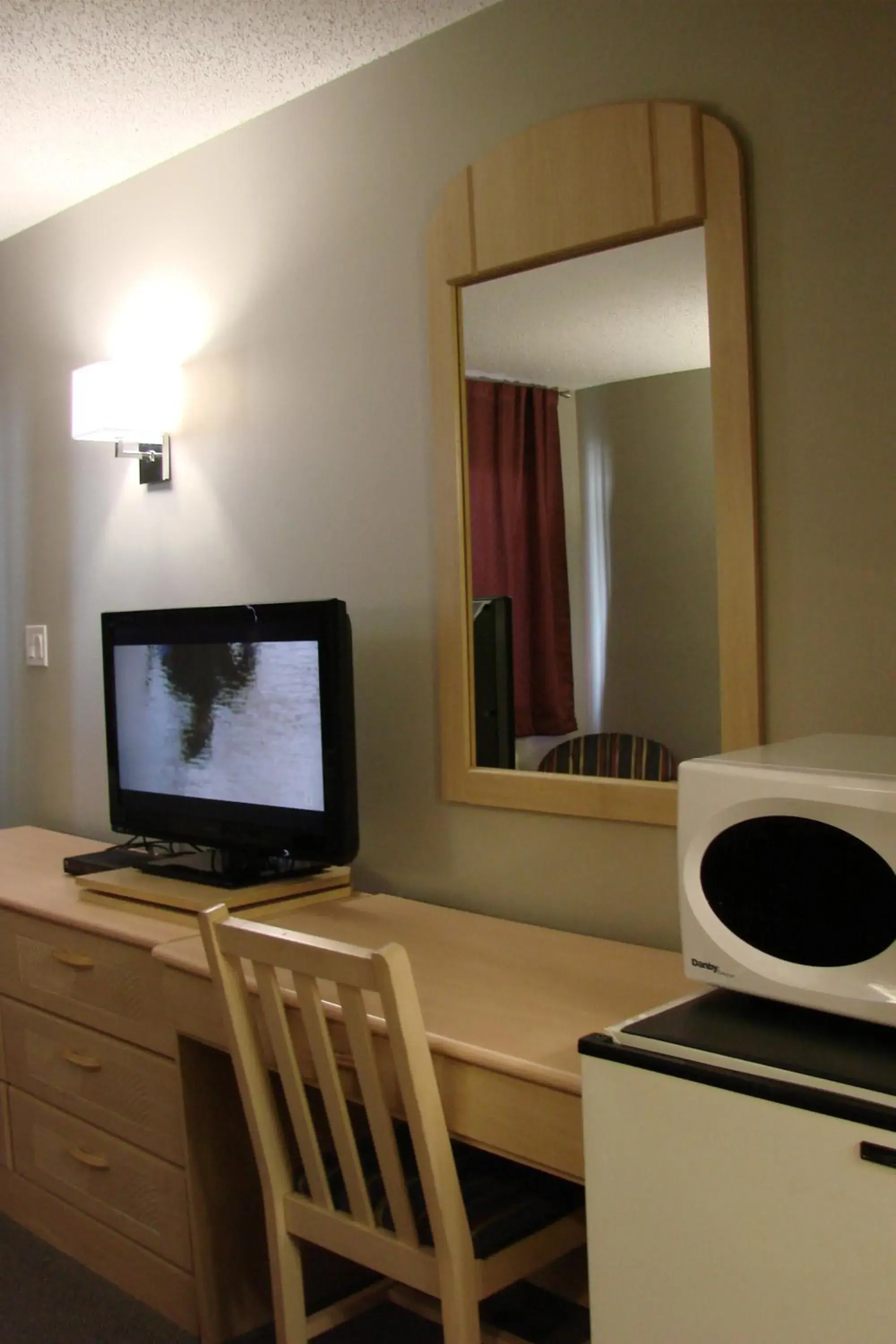 Bedroom, TV/Entertainment Center in Greenhead Motel & Restaurant