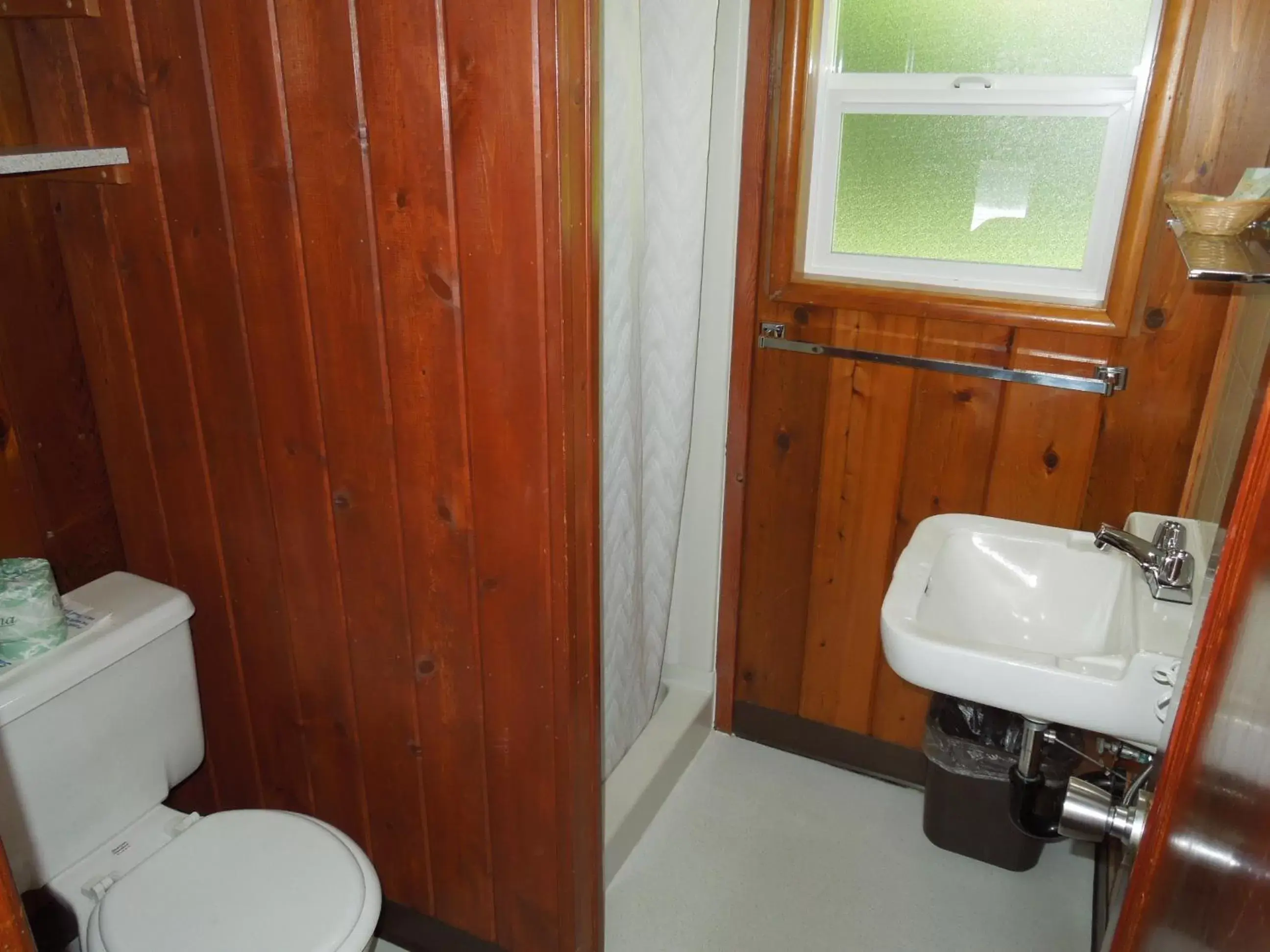 Bathroom in Park Motel and Cabins