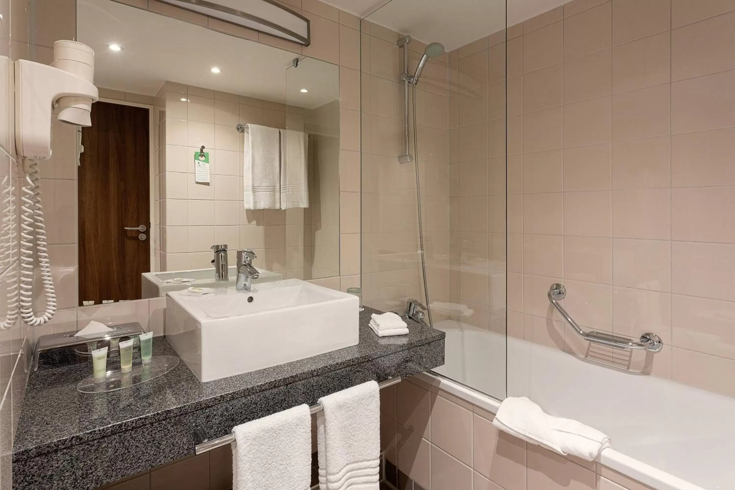 Bathroom in Courtyard by Marriott Toulouse Airport