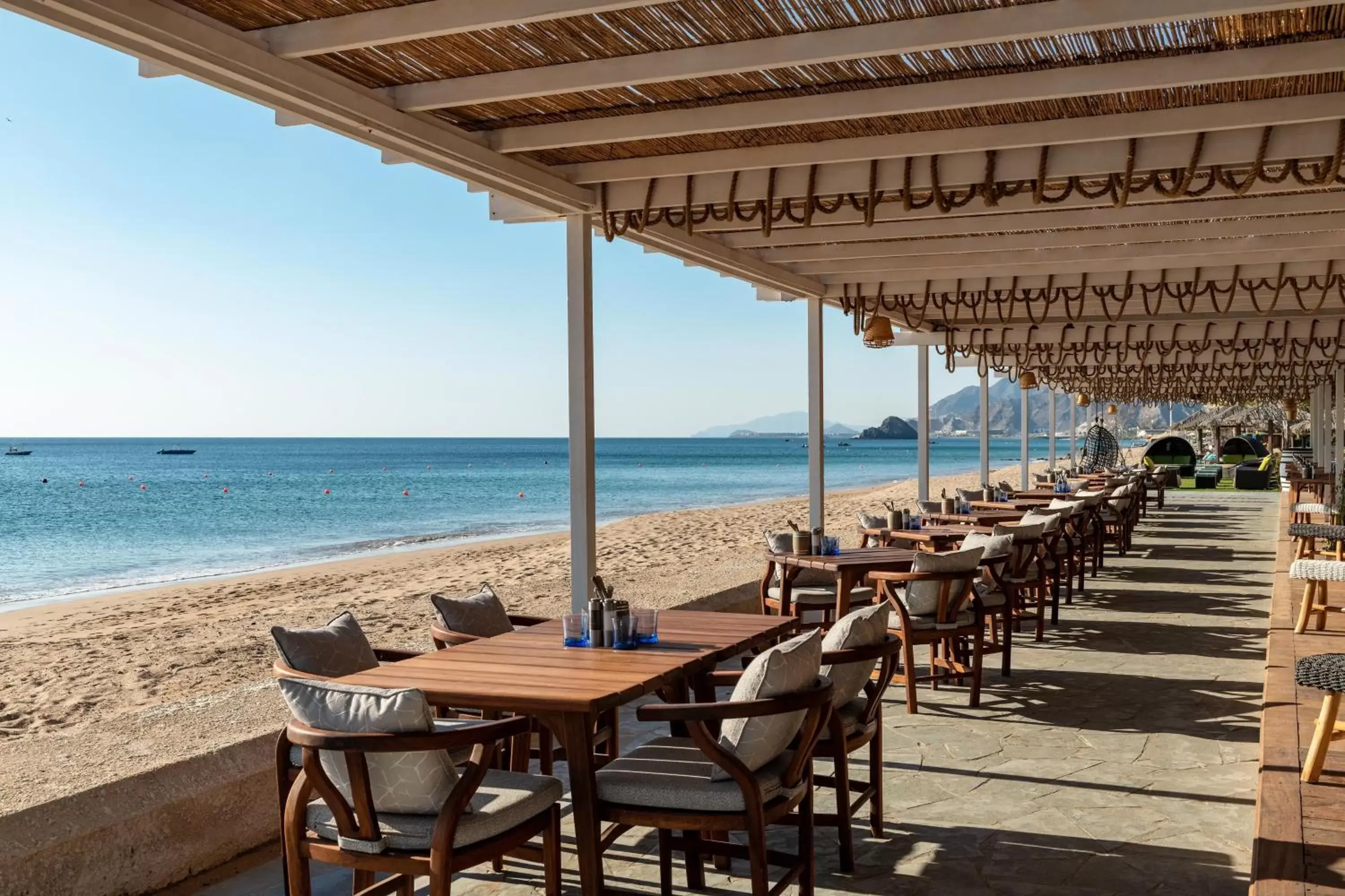 Restaurant/places to eat, Beach in Le Meridien Al Aqah Beach Resort