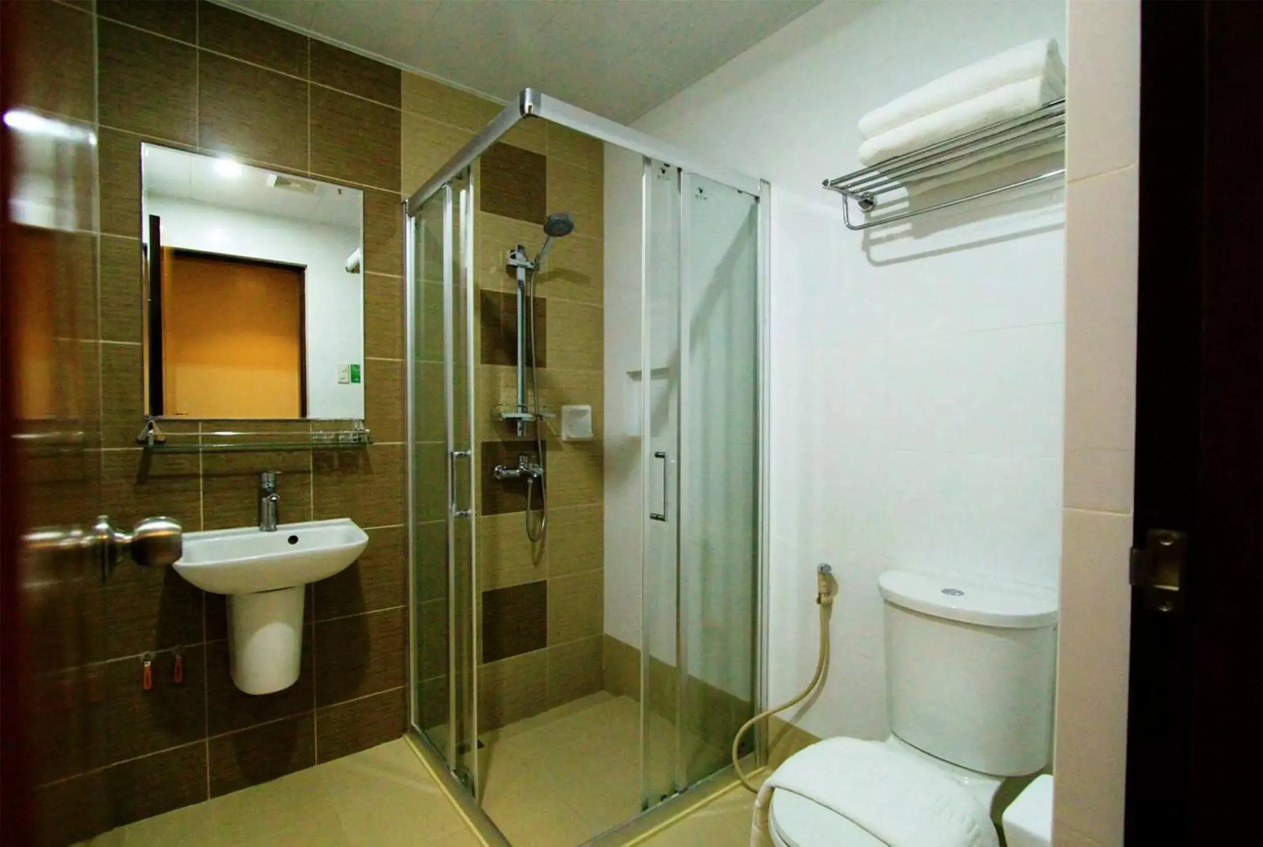Shower, Bathroom in Coron Soleil Express Hotel
