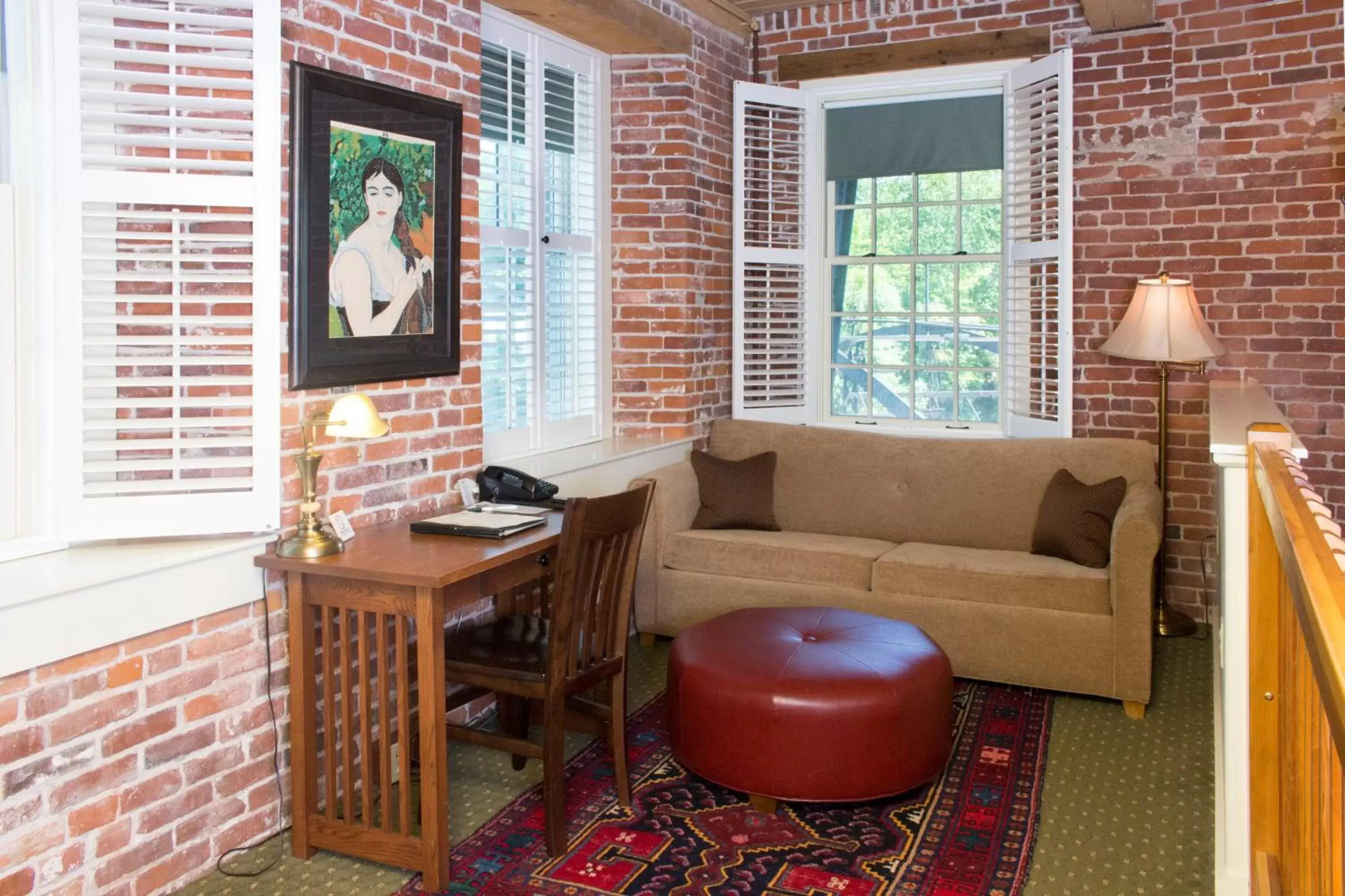 Bed, Seating Area in The Common Man Inn & Restaurant