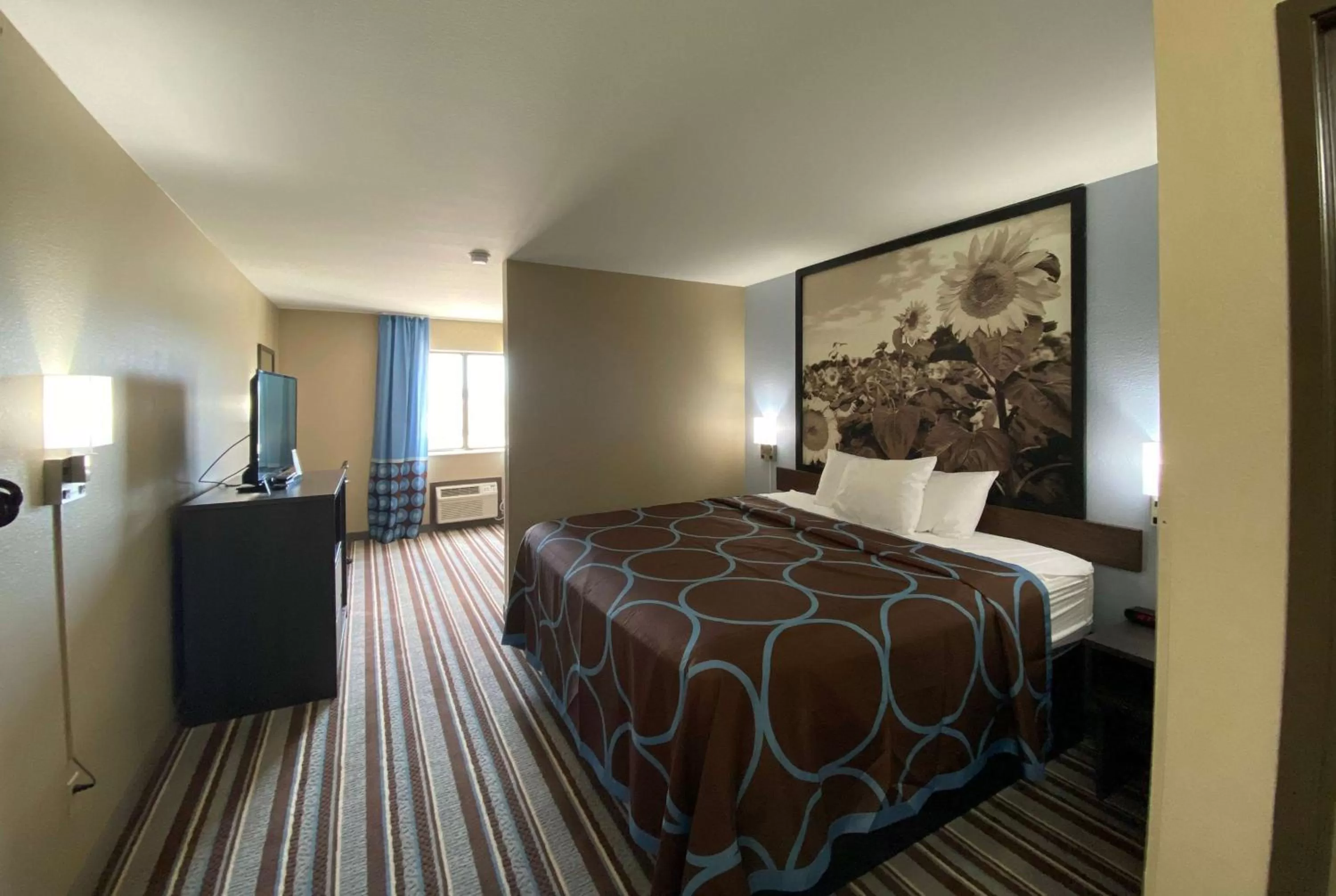 Photo of the whole room, Bed in Super 8 by Wyndham Independence KS