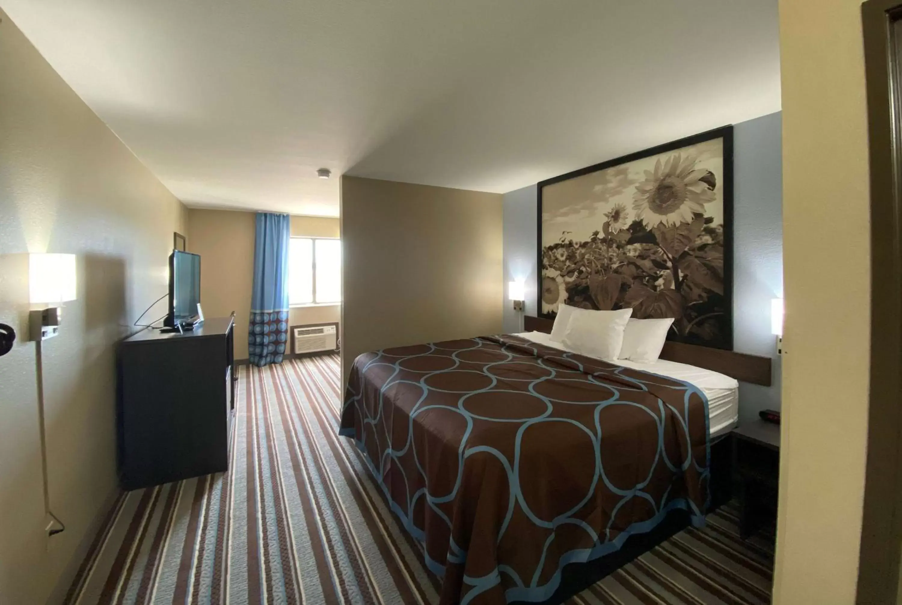 Photo of the whole room, Bed in Super 8 by Wyndham Independence